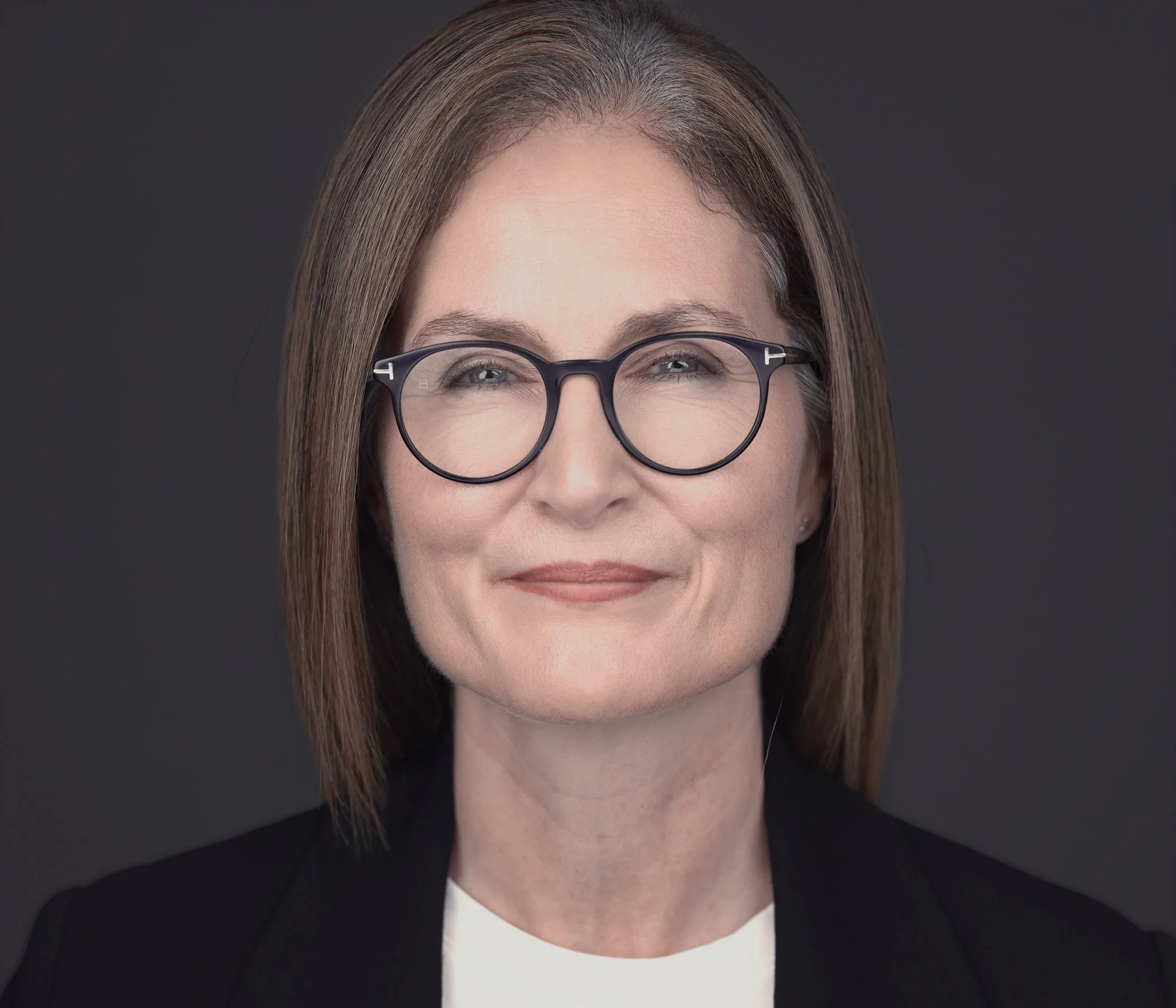 Elegante Frau mit Brille und glatten brünetten Haaren