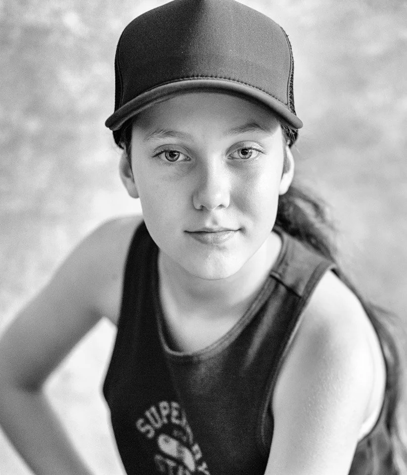 Lachender Mann Mit Brille in Sonnen durchflutetem Raum