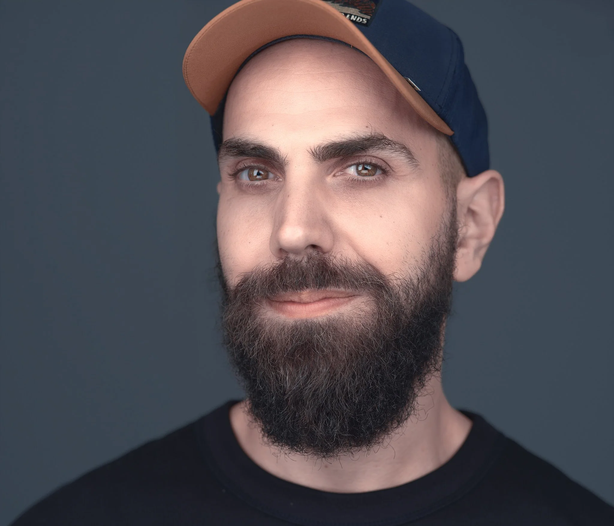 Bärtiger Mann mit Basecap