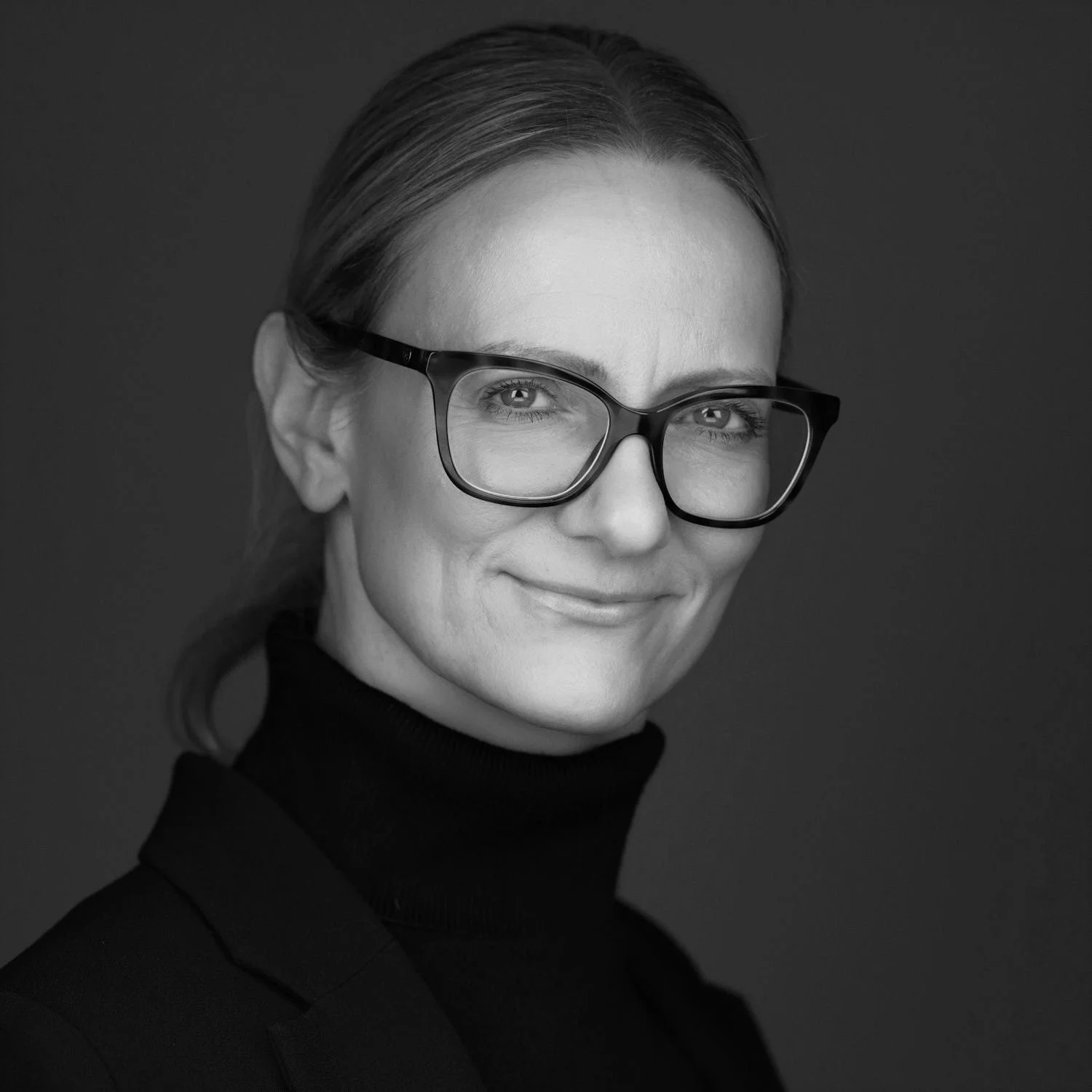 Elegante Frau mit Brille s/w