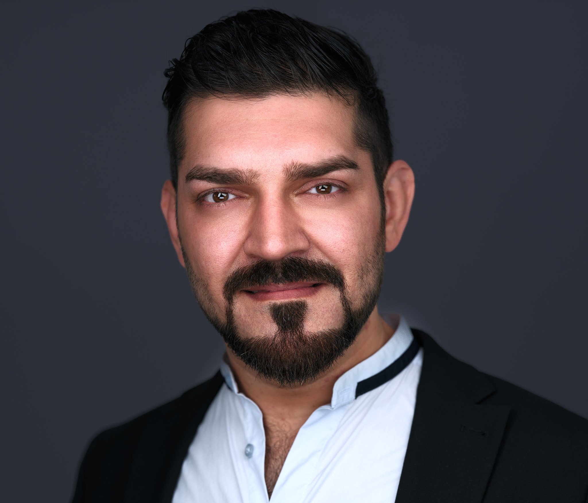 Freundlicher Mann mit Bart im schwarzen s/w Sakko