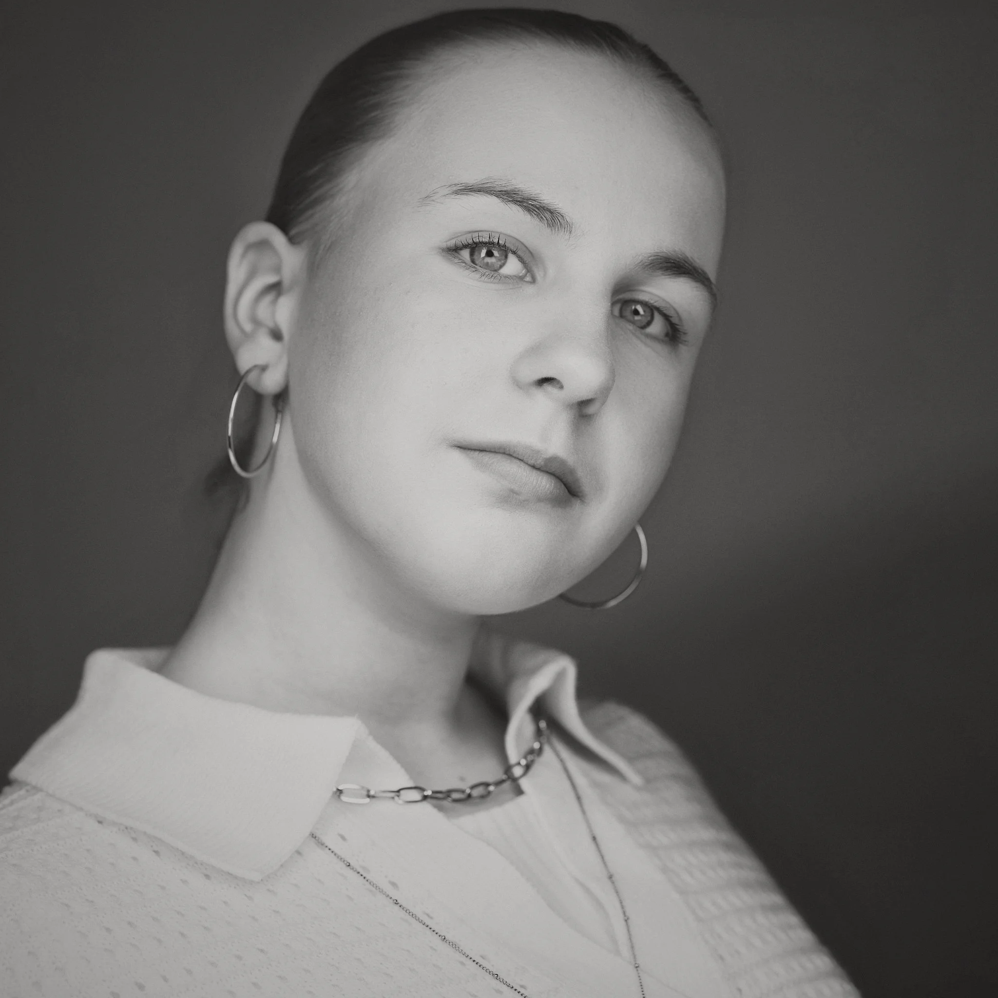 Posierendes Mädchen mit zusammengebundenen Haaren s/w