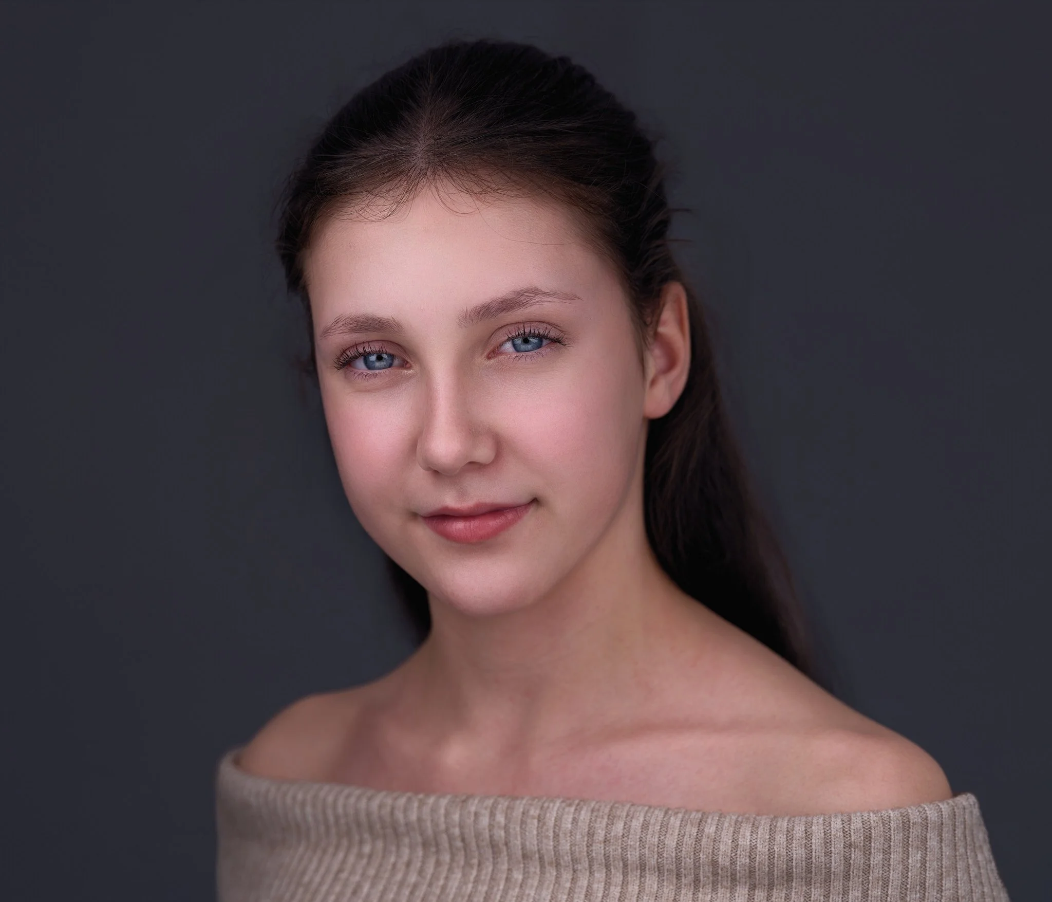 Junge Frau mit langen, zusammengebundenen Haaren