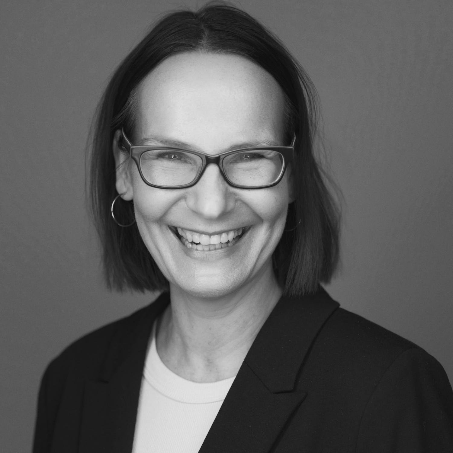 Lachende Frau mit Brille s/w