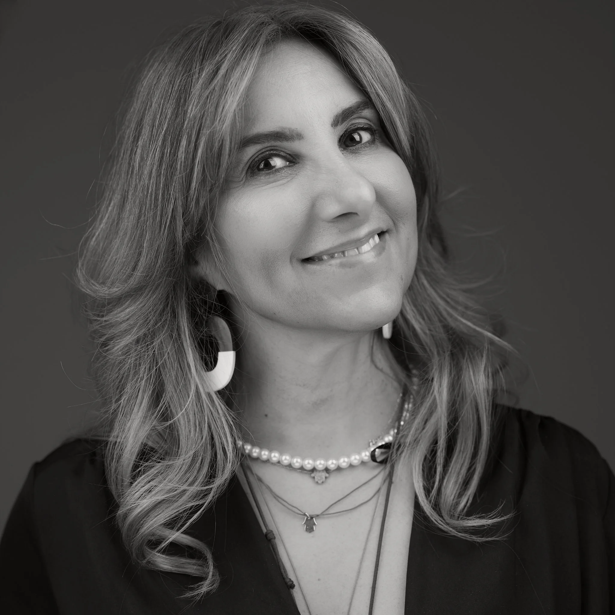 Lächelnde Frau mit Halsketten s/w