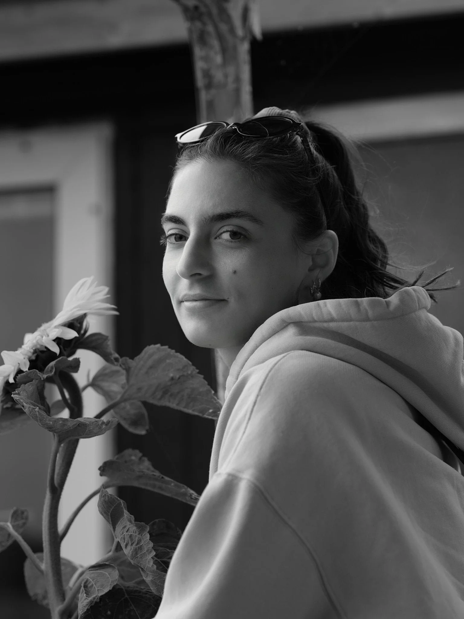 Junge Frau mit Sonnenblume schwarz/weiss