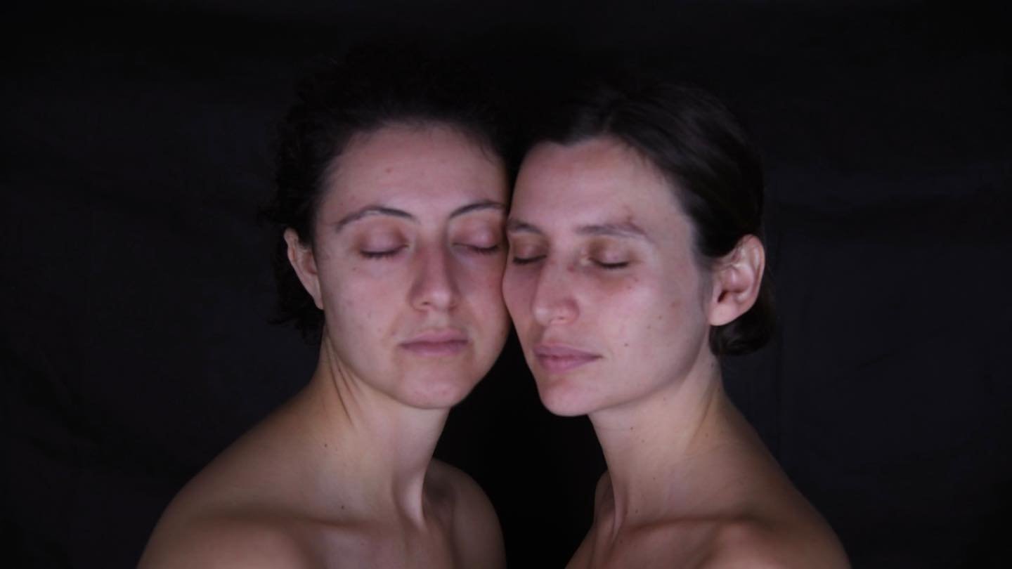 Pu&ograve; la parola essere libera e trascendere il nostro stesso controllo, svelandoci nuovi significati? 

Tratto dalla videoperformance FLUSSO
di Chiara Marini Ferretti e Giulia Zini, 2022. 

La nostra &egrave; una ricerca video performativa sulla