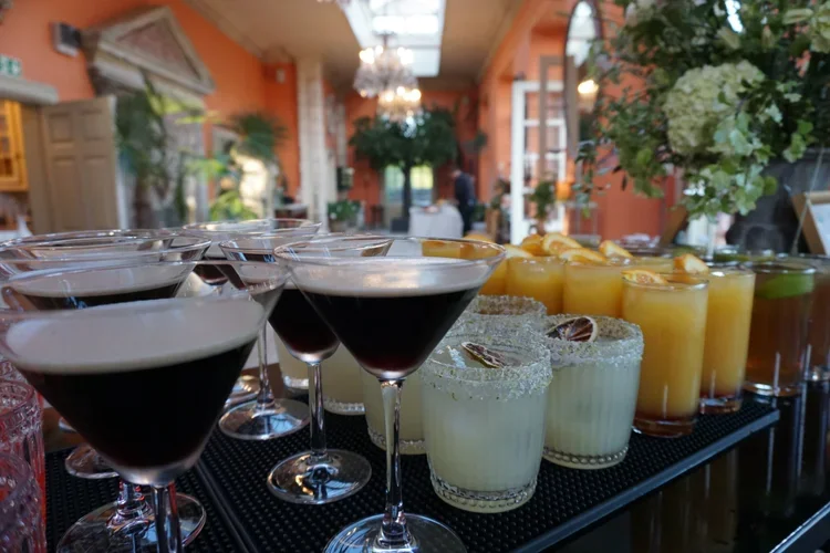 Classic Black Cocktail Bar 