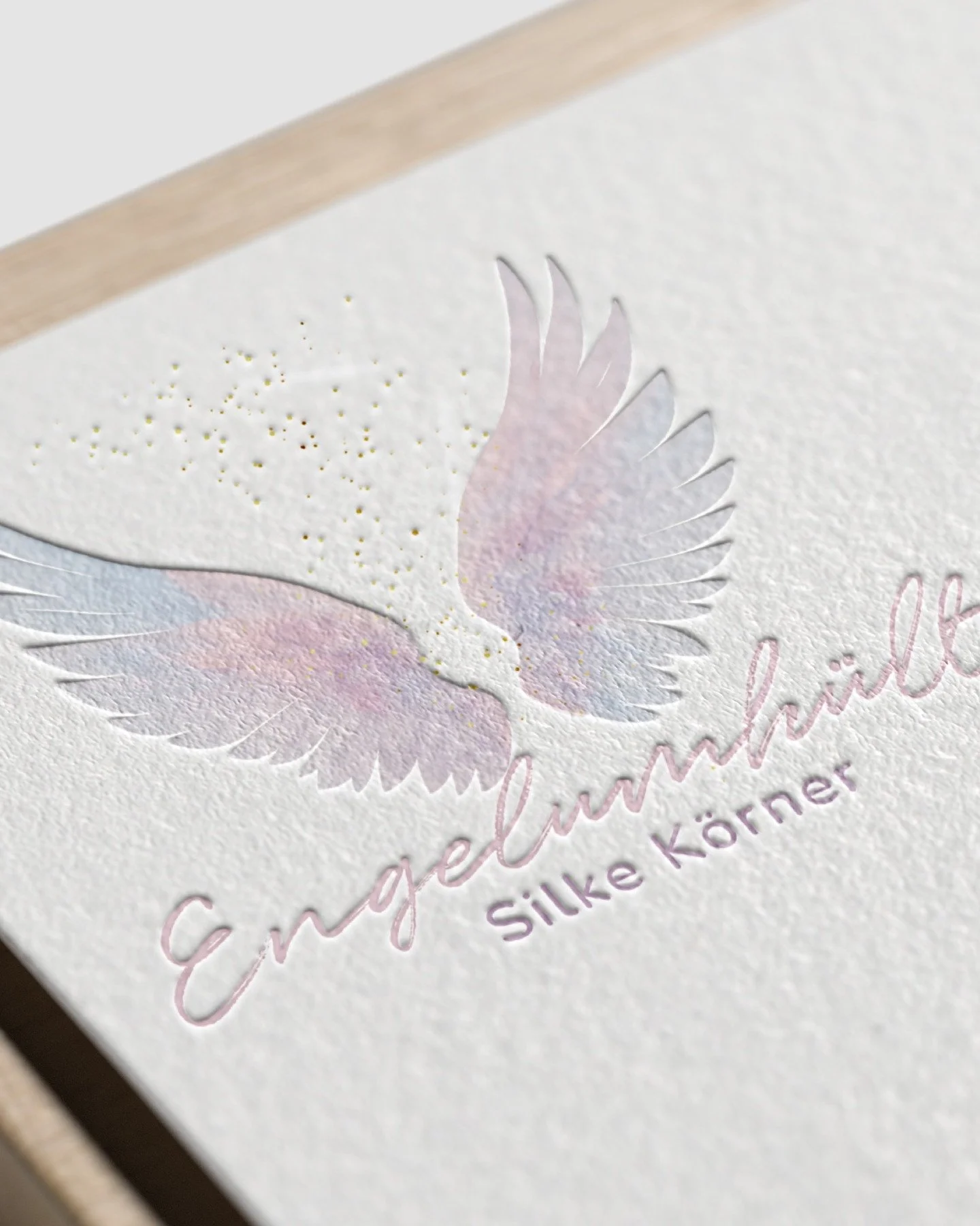 Ich durfte f&uuml;r Silke K&ouml;rner Engelumh&uuml;llt das Branding gestalten. Und bei ihr ging es von Anfang an nicht um &bdquo;sch&ouml;n&ldquo;, sondern um Echtheit.

Silke begleitet Menschen nach Verlust und in Zeiten von Trauer. Sehr feinf&uuml