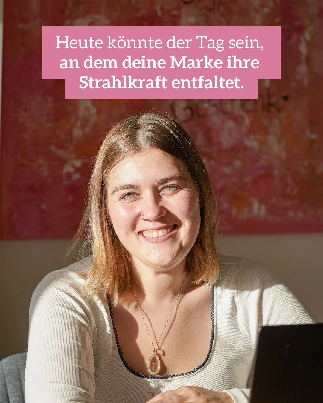 ✨ Heute kann der Tag sein, an dem deine Marke ZU Leuchten beginnt. ✨

Vielleicht sp&uuml;rst du schon lange: Dein Business funktioniert irgendwie, aber es f&uuml;hlt sich nicht nach dir an.
 Zu wenig DU.

Und genau da setzt meine Arbeit an. Ich glaub