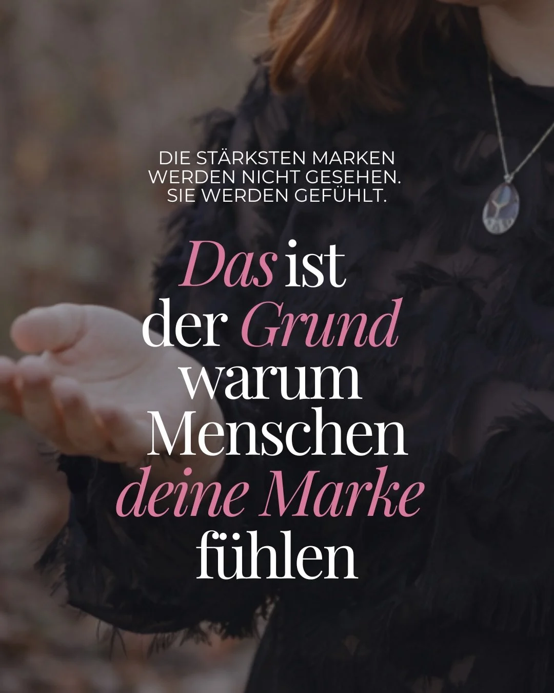 Manche Menschen sehen eine Marke nur.
Andere f&uuml;hlen sie.

Und genau darin liegt der Unterschied. ✨

Eine starke Marke entsteht nicht nur durch Logos, Farben oder sch&ouml;ne Bilder.
Sie entsteht durch Gef&uuml;hle, Geschichten und echte Verbindu