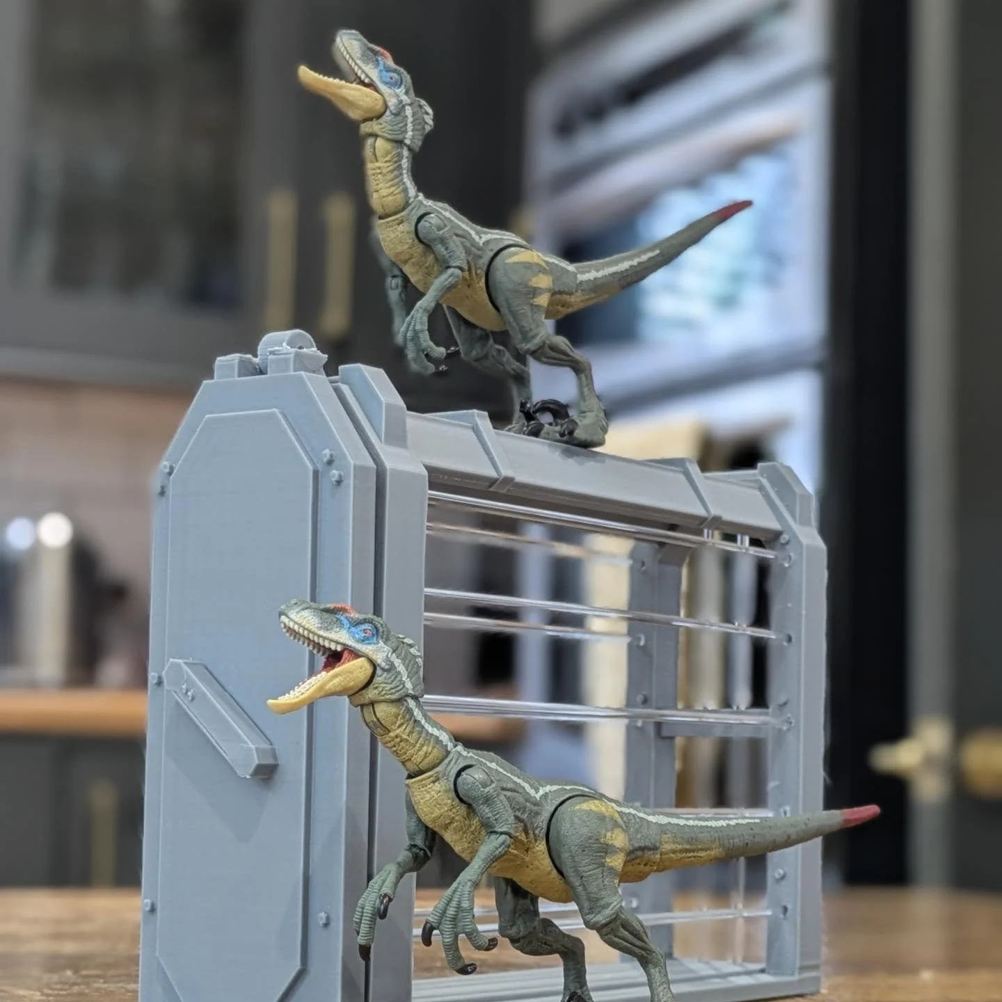 Small JP/JW carnivore cage - for when you need to move your flesh-eating dinosaurs.

This is the prototype of the open version, stay tuned for the prototype of the closed version , coming soon! 

#velociraptor #jurassicparktoys #jurassicpark #hammond