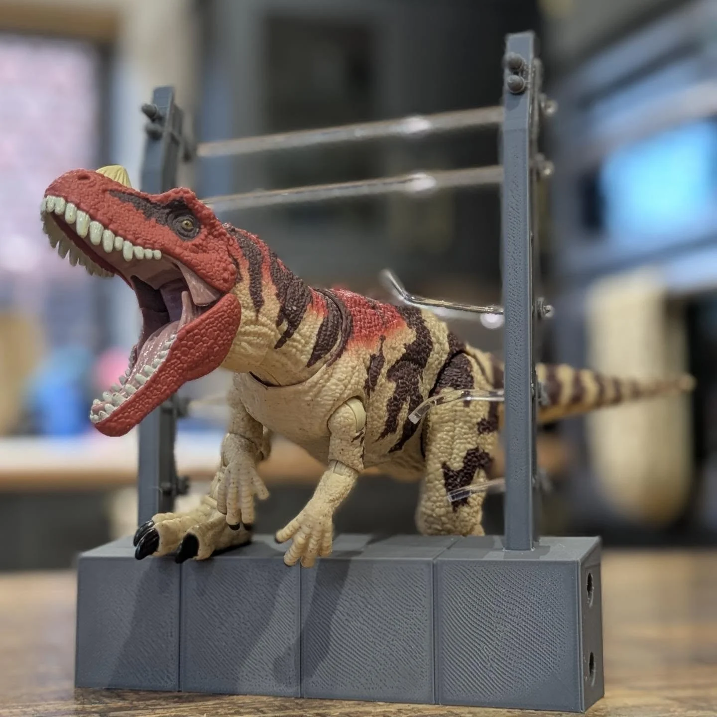 Medium carnivore fence kit. 

A little bit smaller than the large carnivore fencing, great for anything small than an Alo.

Actually broke one by accident so couldn't resist bending some of the acrylic rods to make a broken fence diorama piece 😅

Cu