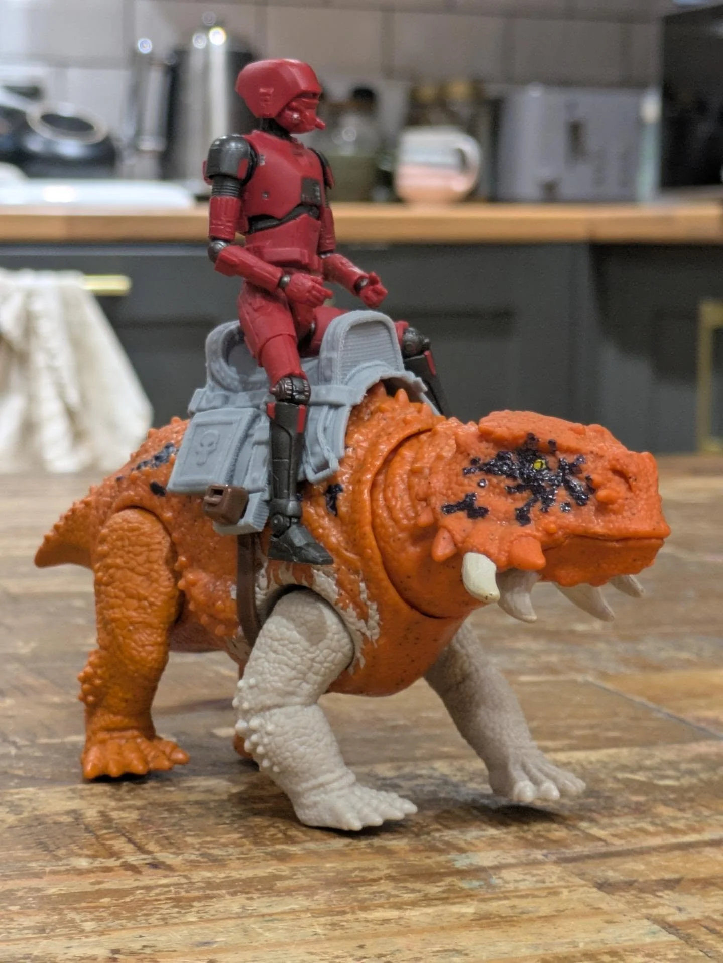 Made a saddle for this beast! And a really.. adorable looking helmet 🙈 which I'll never use i don't think! 

#starwarstoys #starwarsaliens #jurassicpark #scutosaurus