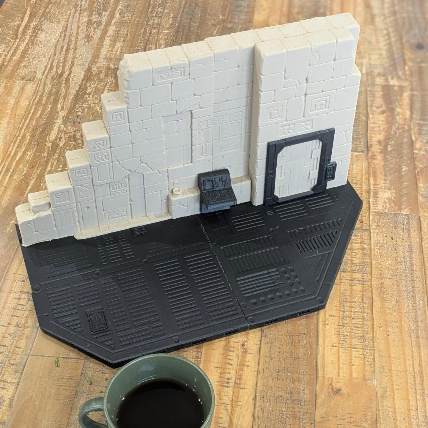 3.75 Yavin IV hangar diorama

I whipped upthis quick proof of concept for a Yavin Hangar scene, in a similar vein to the Tantive IV and Light Cruiser hallway. I'm looking for peoples' thoughts on this set as a whole, what would you change about it? w