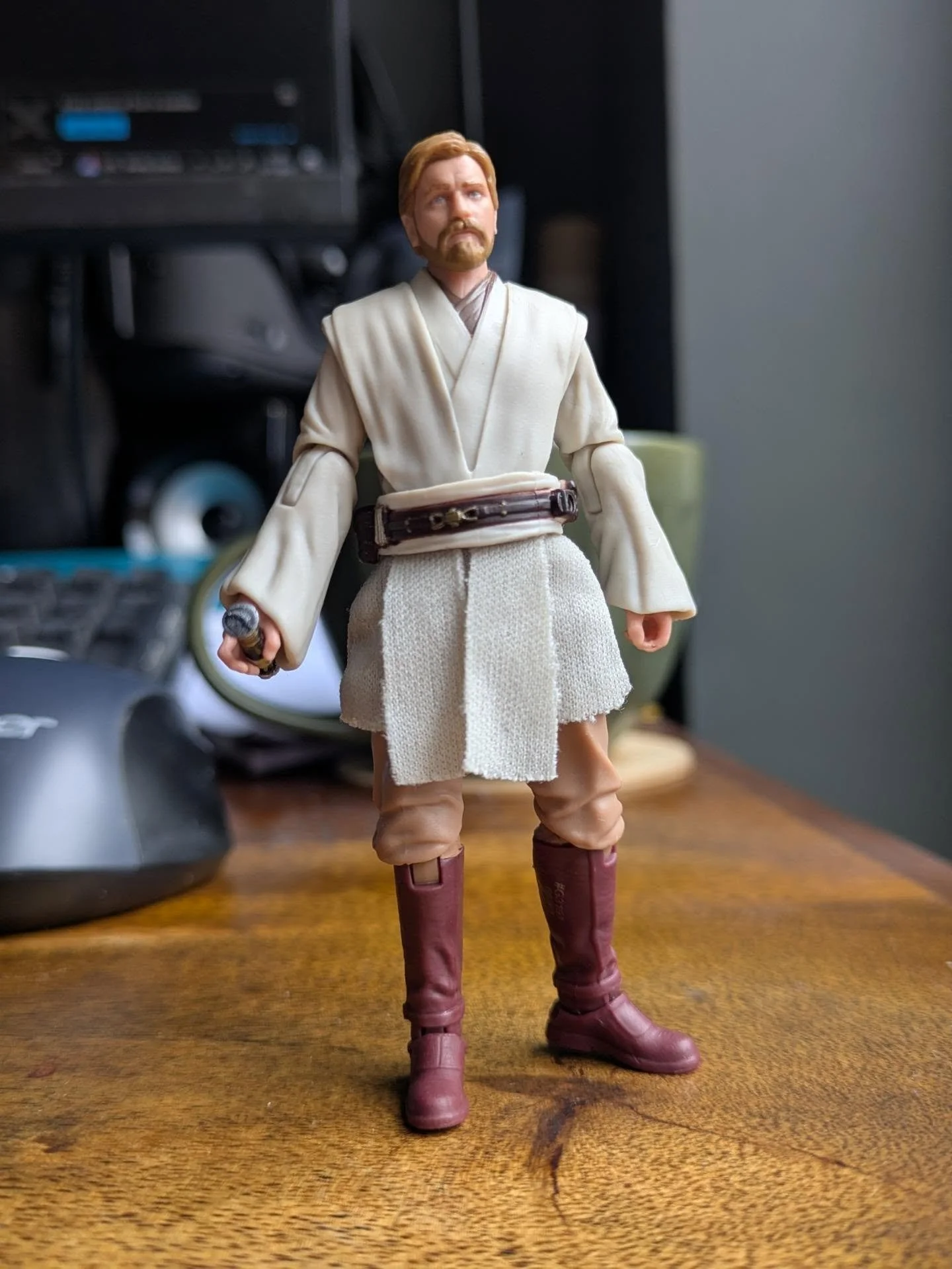 Obi wan with Joruus C'baoth upper legs. Still not a great cutaway, but slightly better, and it's really hard to make out the difference in colour between the lower legs and the upper

#starwarsfigures #hasbro #hasbrostarwars #legday
