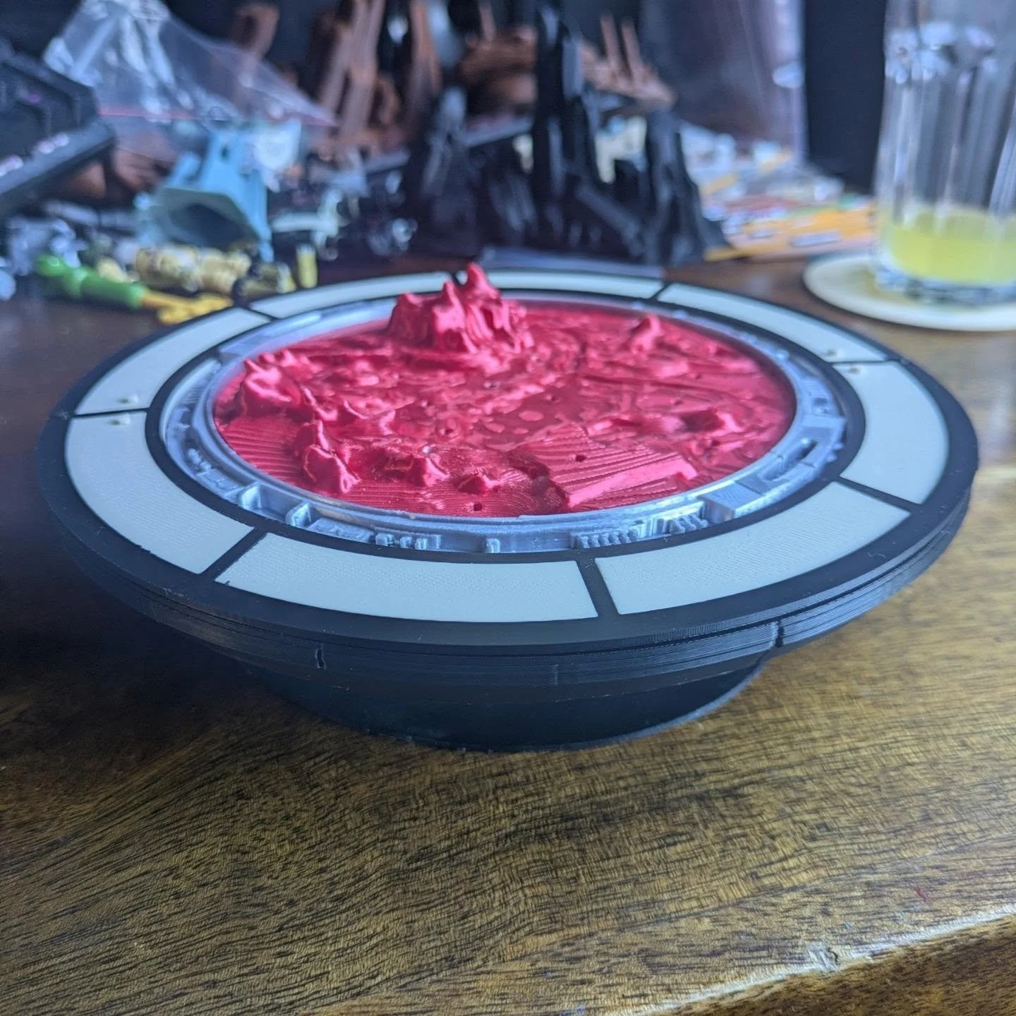 Geonosis War table V2.

Given that everyone is getting their #haslab #republicgunship #laat  and we're in the middle of the #vintagecollection #battleofgeonosis I decided there was room for improvement in the Geonosis War Room Table.

What you see th