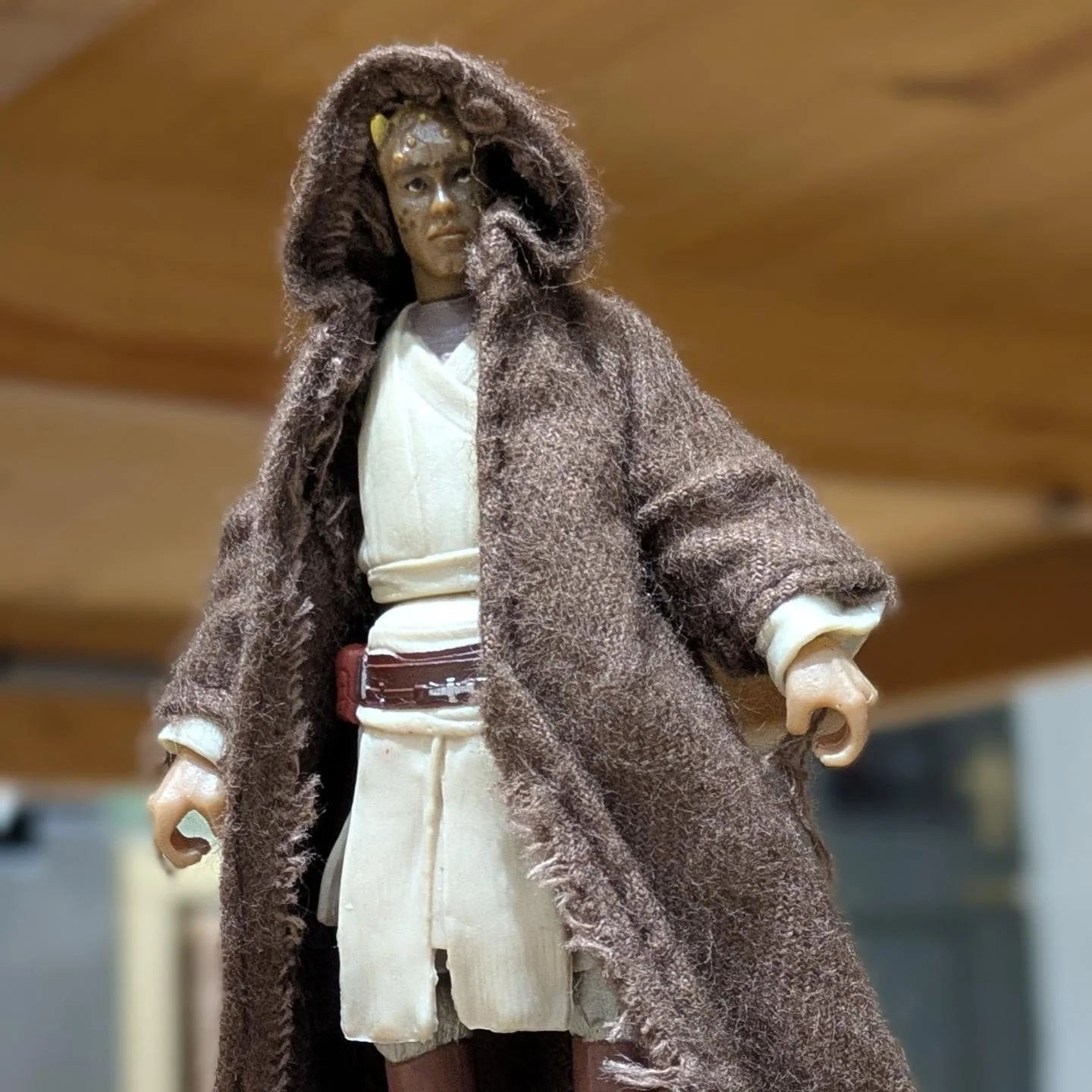 Using up spare parts from my fodder box to reduce it! #tipoftheiceberg 

This Agen.Kolar was a Frankenstein of a few different Jedi figures. I had to cannibalise a #quigonjinn figure for his arms (sorry Qui Gon..) which resulted in him needing a robe