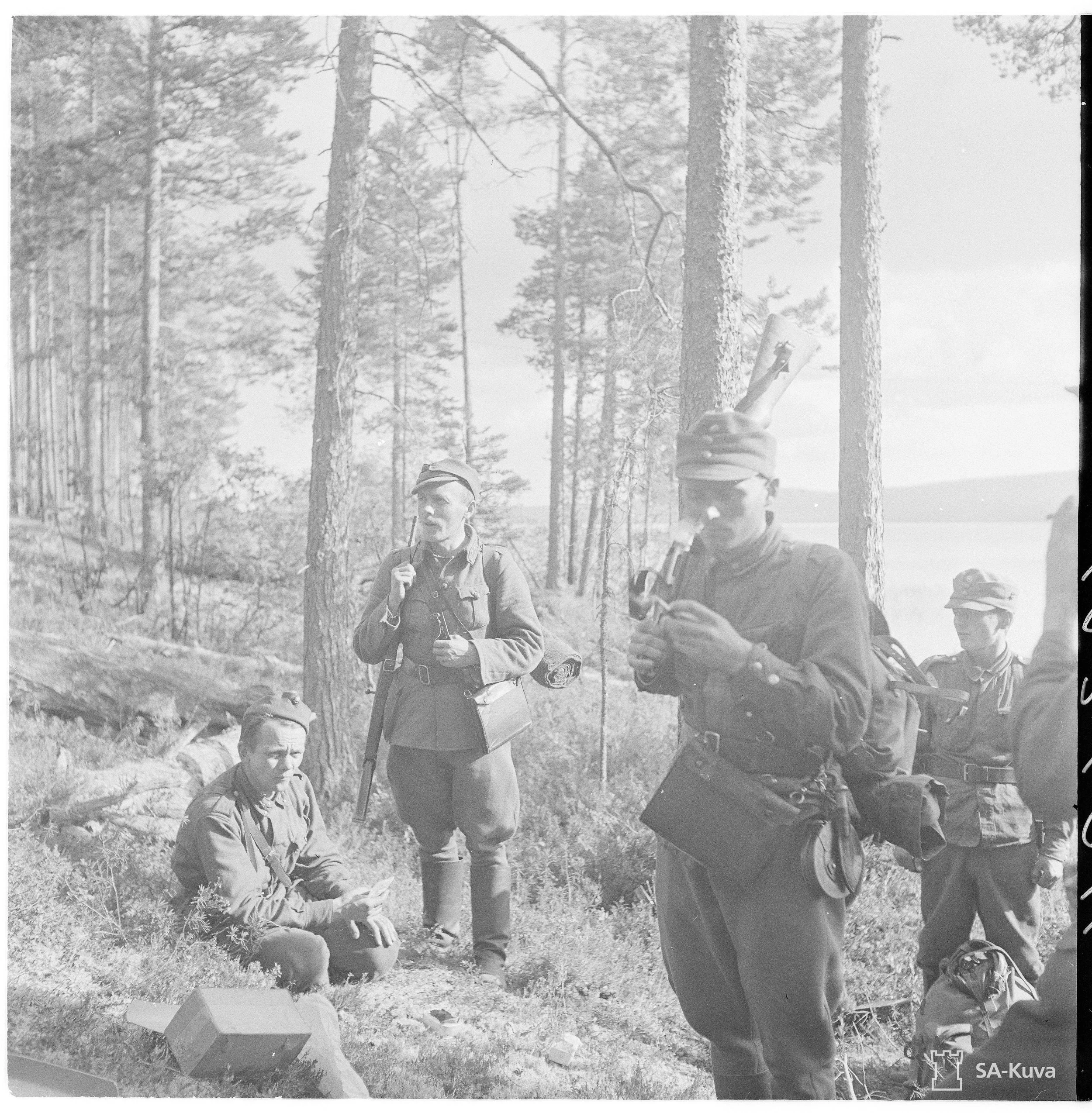 Luutnantti Alakulppi ja Tk-Kajava, joka seuraa hänen porukkaansa. Rukajärven suunta 1942.08.11