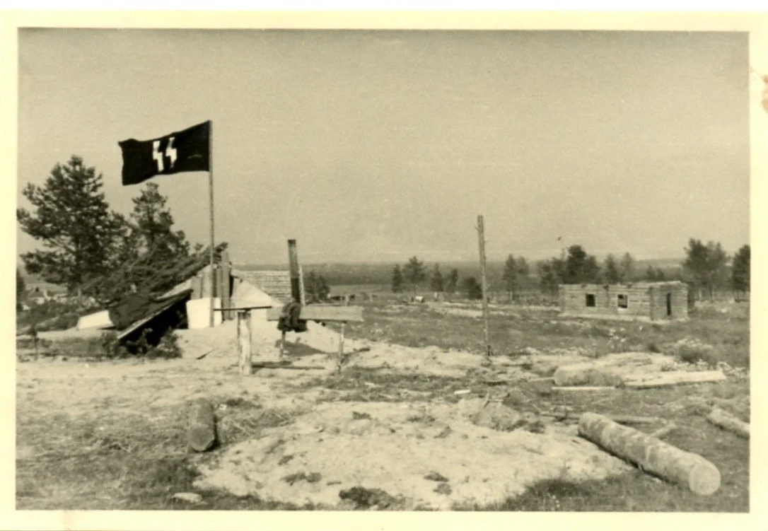 SS-lippu liehuu Sallassa vaikeiden taistelujen jälkeen kesällä 1941. Kuva: Sallan sota- ja jälleenrakennusajan museo.