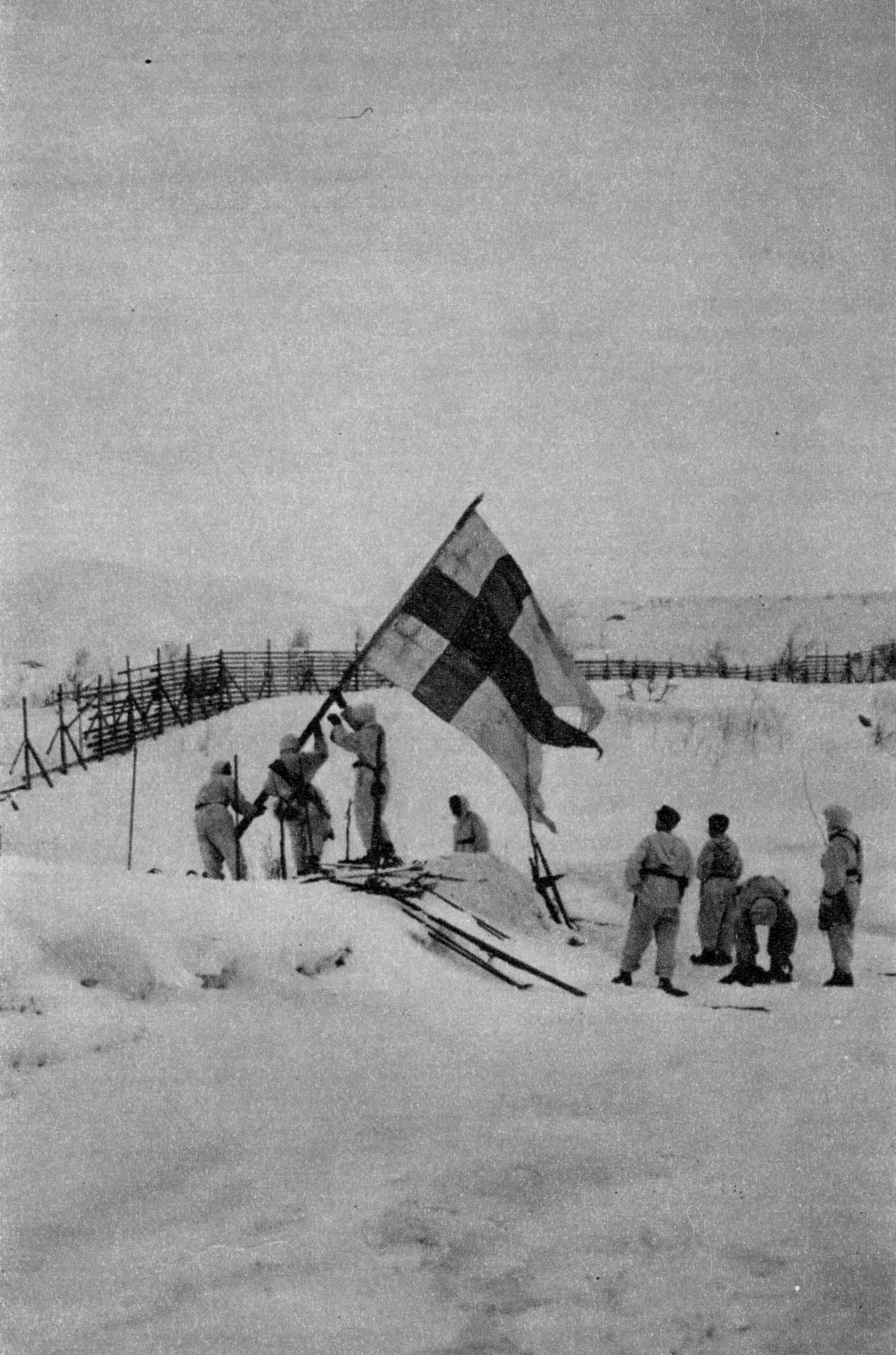 Suomen lippu nousee rajalla Skibotniin johtavan tien varressa 26. huhtikuuta 1944. SA-kuva.