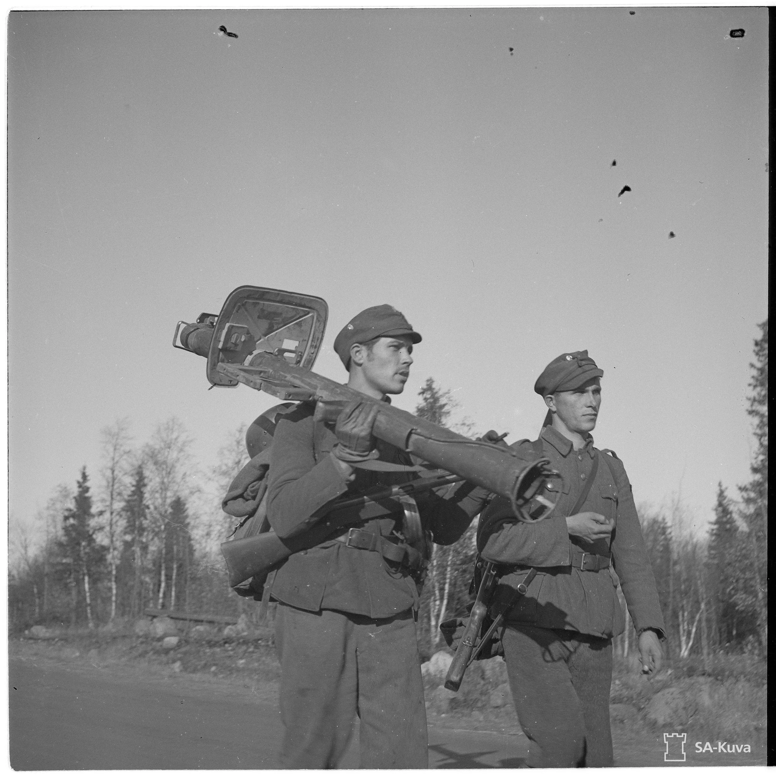 Suomalaisia panssarintorjuntamiehiä Torniossa lokakuun alussa 1944. SA-kuva.