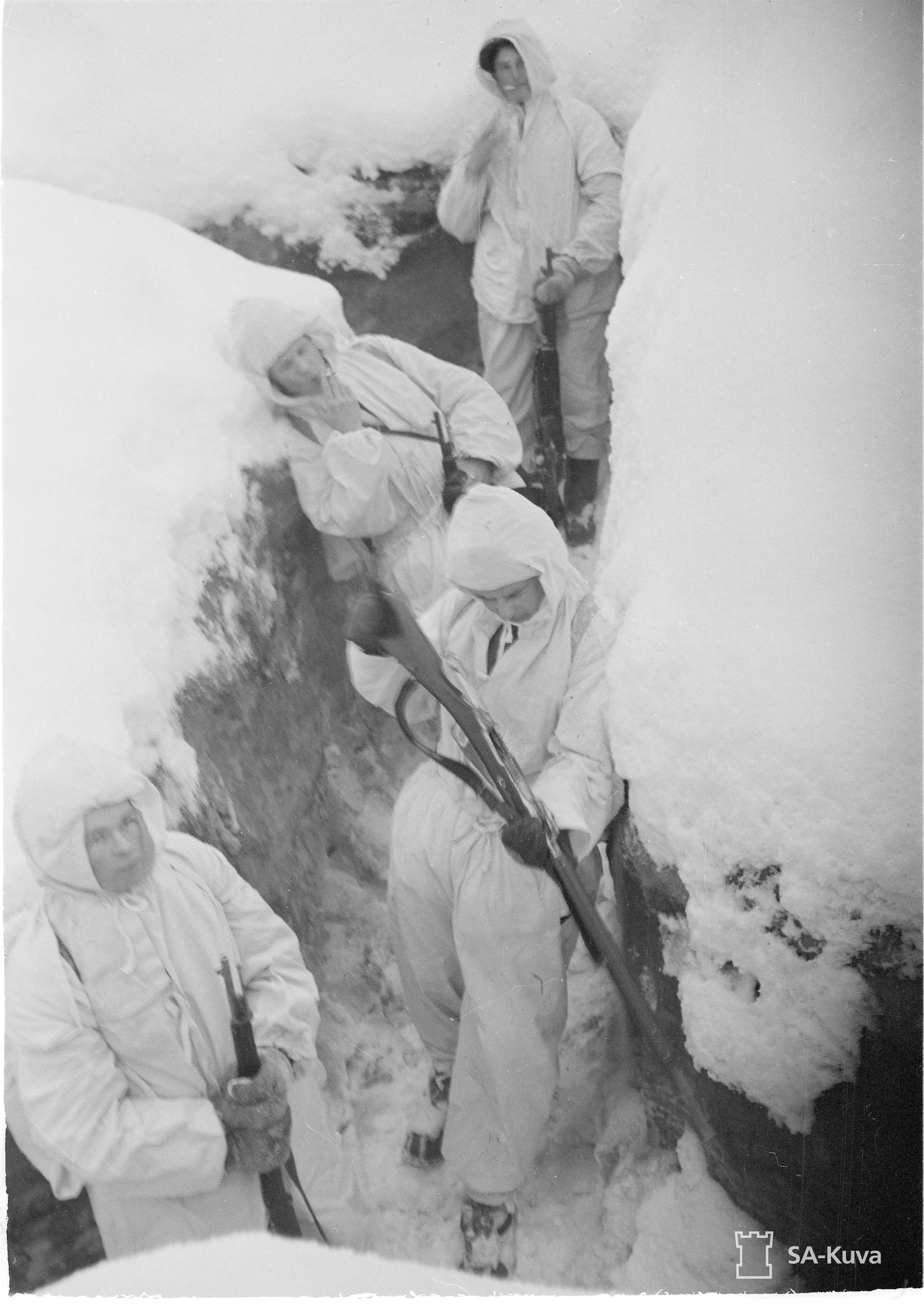 Miehiä etulinjassa Joutsijärvellä. SA-kuva.