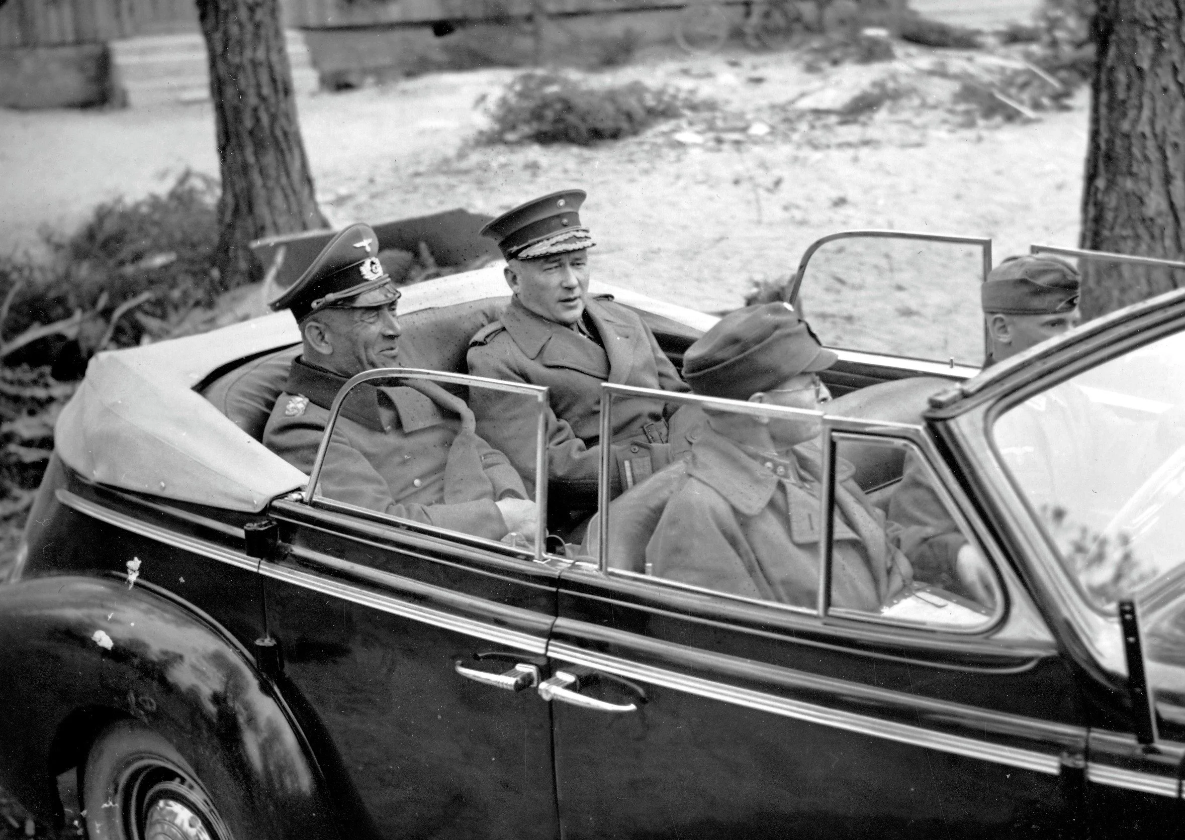 Kenraalit Nikolaus von Falkenhorst ja Hjalmar Siilasvuo kesän 1941 vielä optimistisissa tunnelmissa. SA-kuva.