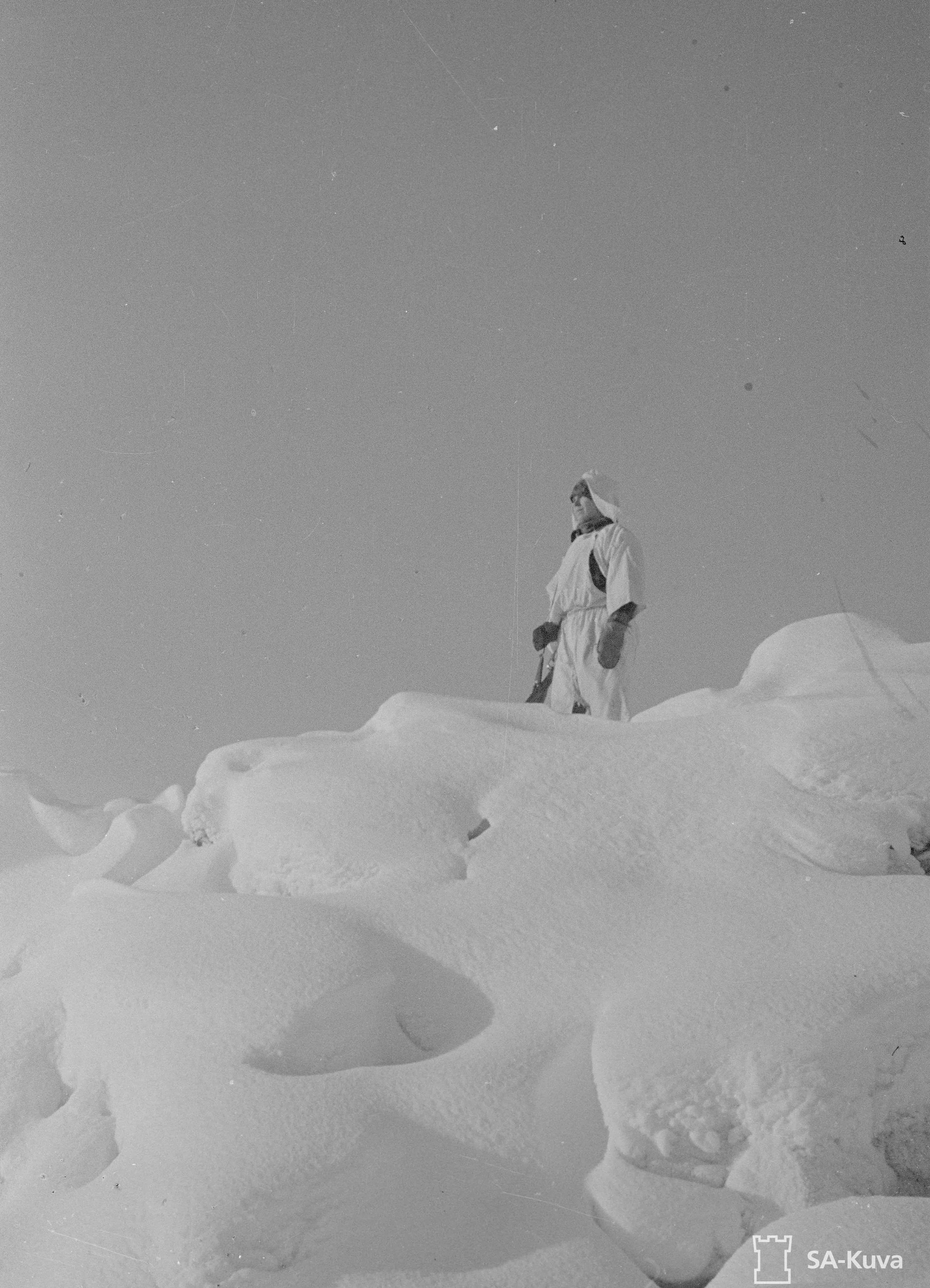 SA-kuva Vartiomies Petsamon tuntureilla. Petsamo 1940.02.19