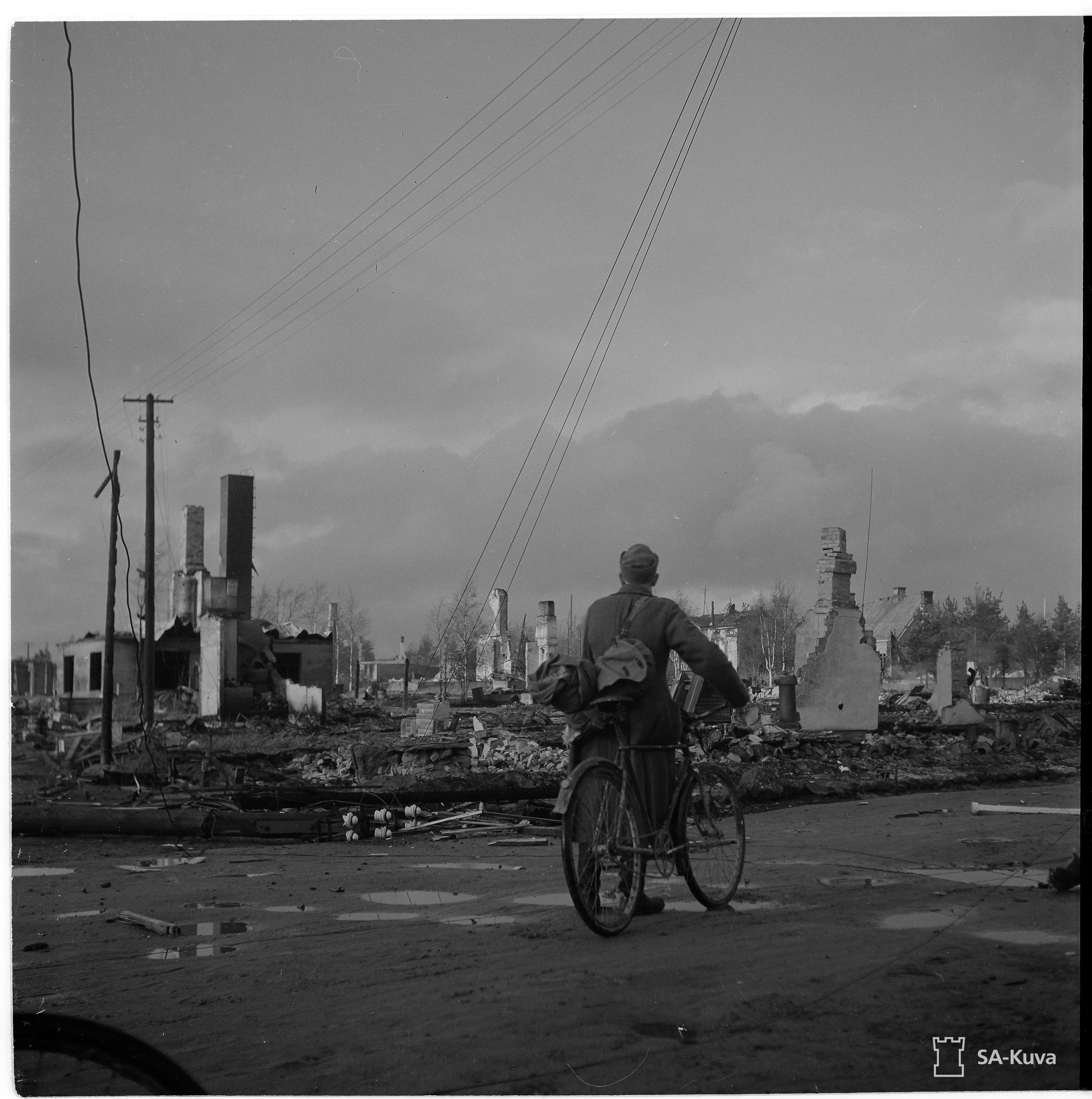 Suomalainen sotilas saapuu tuhotulle Rovaniemelle. SA-kuva.