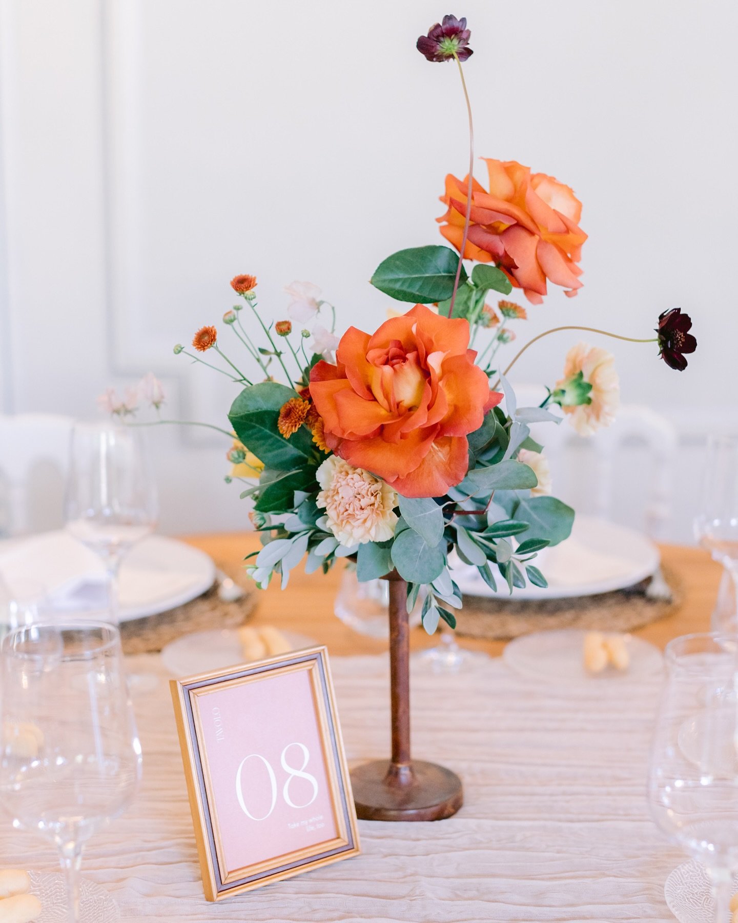 Classy Fall table setting for G&amp;S 🍁
⠀⠀⠀⠀⠀⠀⠀⠀⠀
Photography: @saradambraphotography
Planning &amp; Catering: @maver_events 
Flowers: @caterinamaurini 
Vintage bridal gown: @1920__s 
Bridal shoes: @majeparis 
Groom suit: @paulsmithdesign 
Groom sho