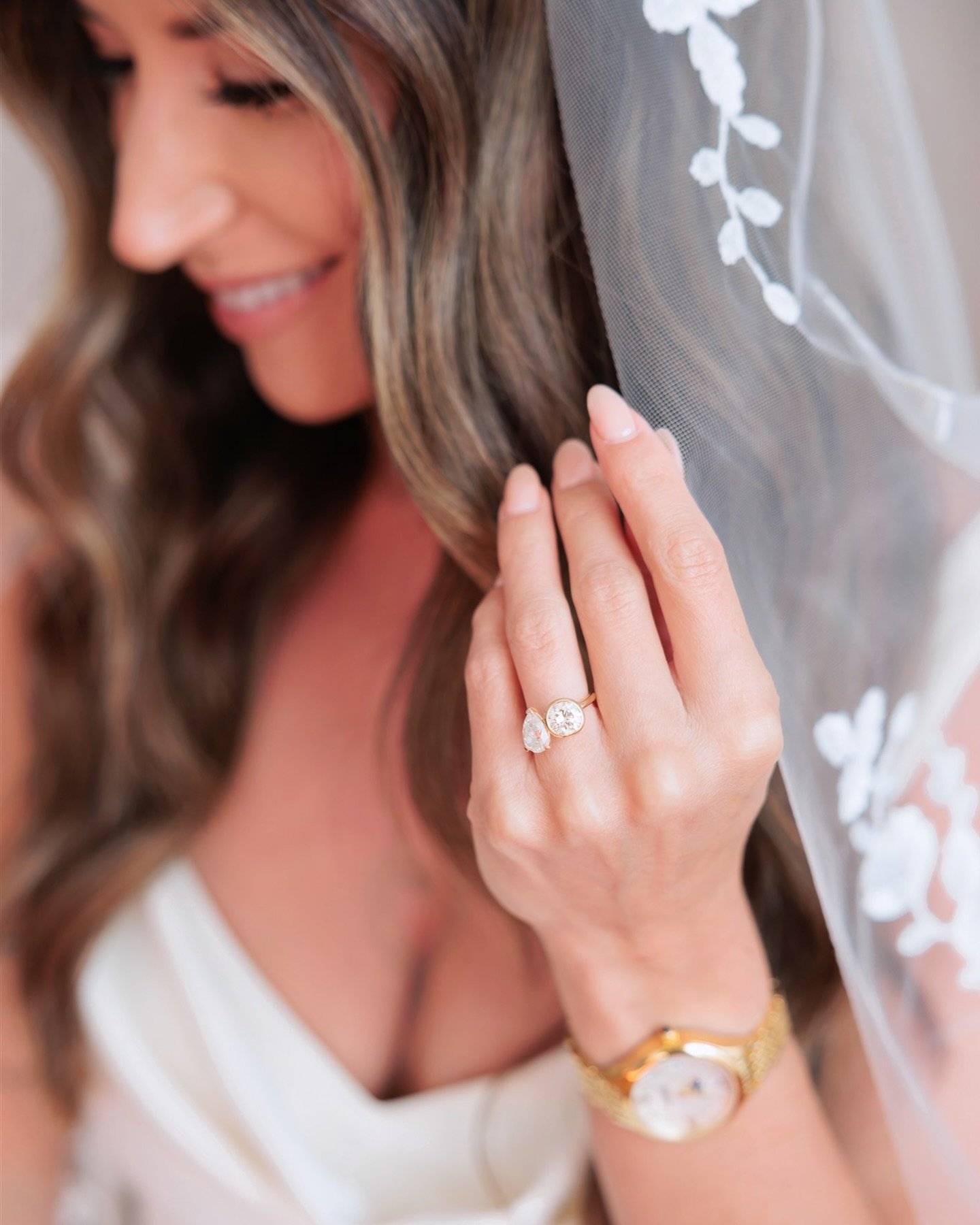 Details matter ✨
Stunning Lauren last summer in Lake Como.

@lake_como_wedding_planners 
@simonaconti 
@laurensylviaa 
@villaserbellonibellagio 
@villamonastero_official 
@grace_loves_lace 

#villaserbelloni #saradambraphotography #villamonastero #la