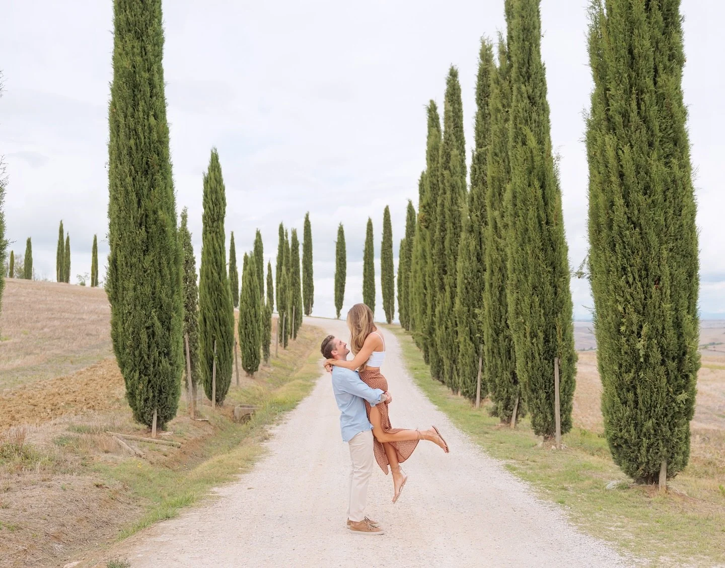 Any time in Tuscany is better than I expected! This is Val d&rsquo;Orcia, the best place to drink wine and take epic pictures between old cypresses 🫶🏻
I&rsquo;m definitely in love with it 😍

The wonderful couple session of Kristi &amp; Rob from Se