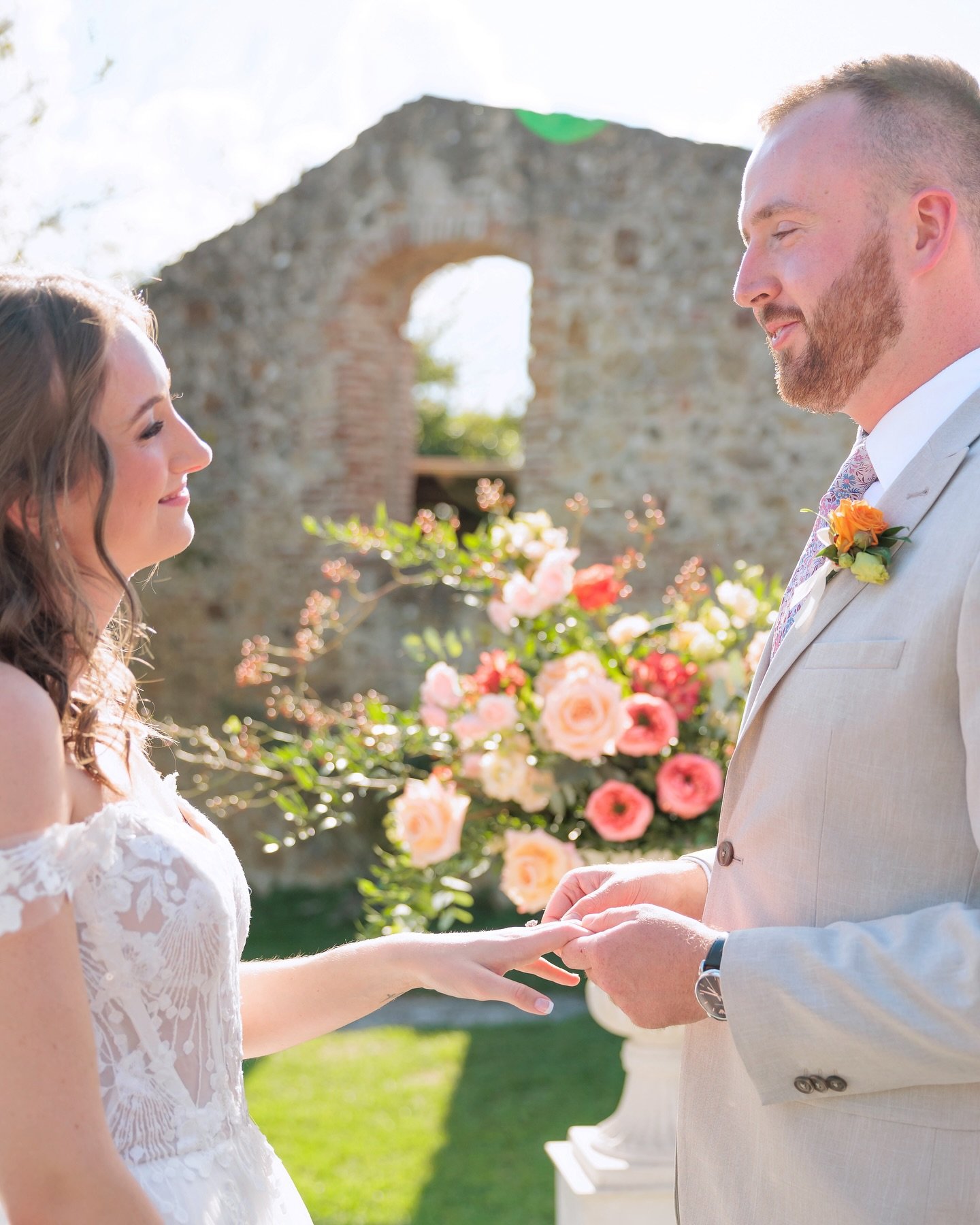 Exchanging vows &amp; promises, sharing love &amp; respect. This should be the basement of every relationship. The perfect start for a timeless love story ❤️

Courtney &amp; Ben, last September in Tuscany ✨

The amazing team:
Photography and BTS cont