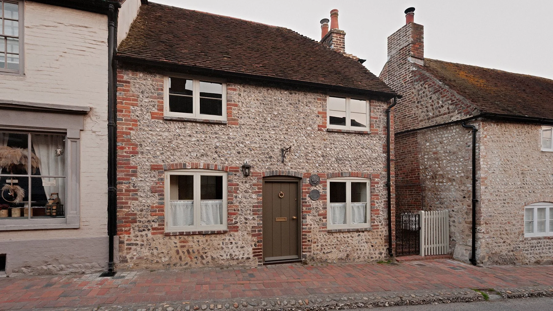 Flint Cottage Alfriston. A luxury holiday cottage in Alfriston, in the South Downs National Park. Holiday let in East Sussex. Holiday cottage in Alfriston. Luxury accommodation in Alfriston. Self catering cottage in the South Downs.