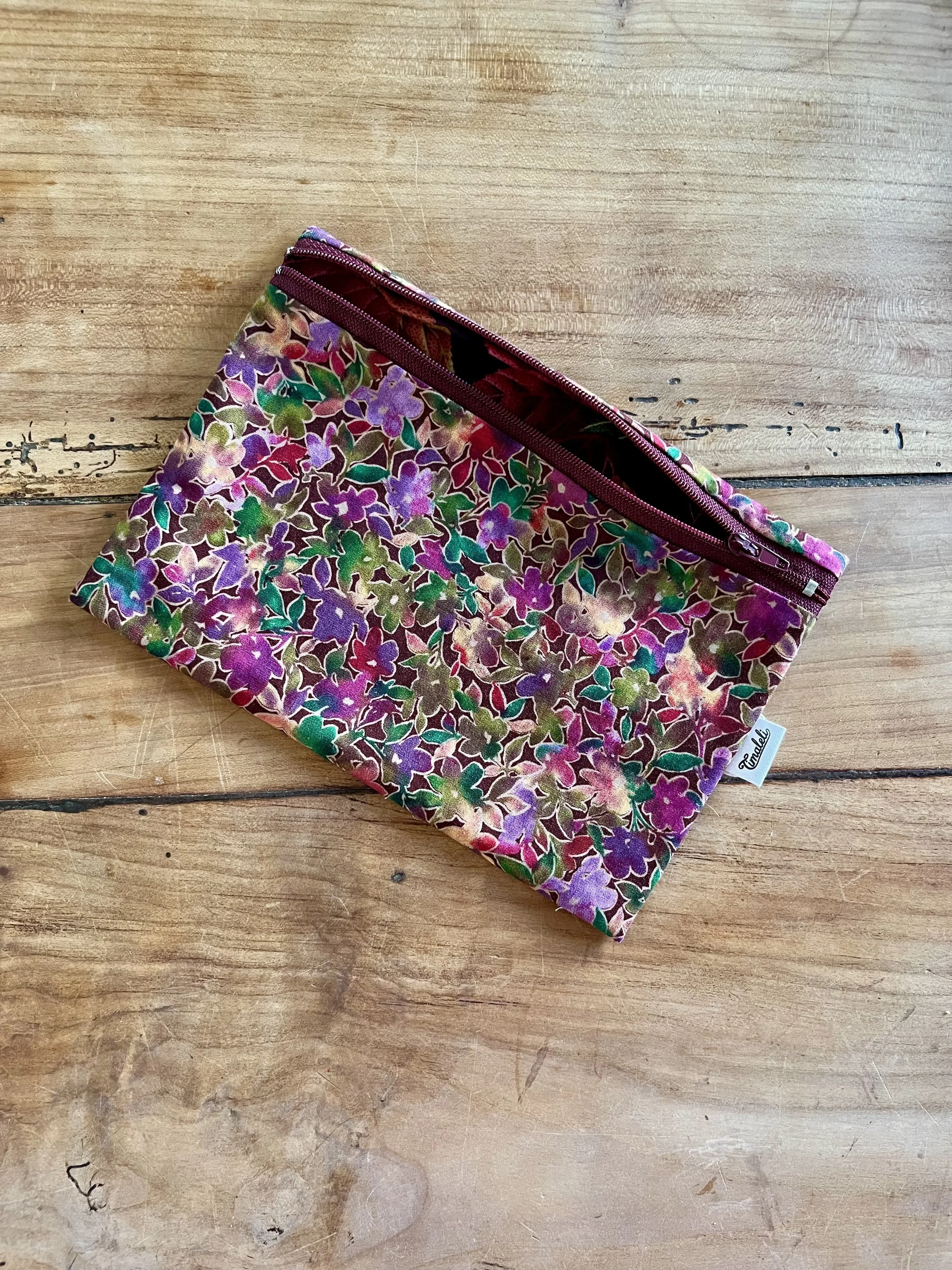 Pratique, unique et engagée  Cette trousse Timaleli est conçue à partir de textiles revalorisés pour allier style et utilité.  Parfaite pour transporter tes essentiels au quotidien.  Tissu intérieur différent assorti