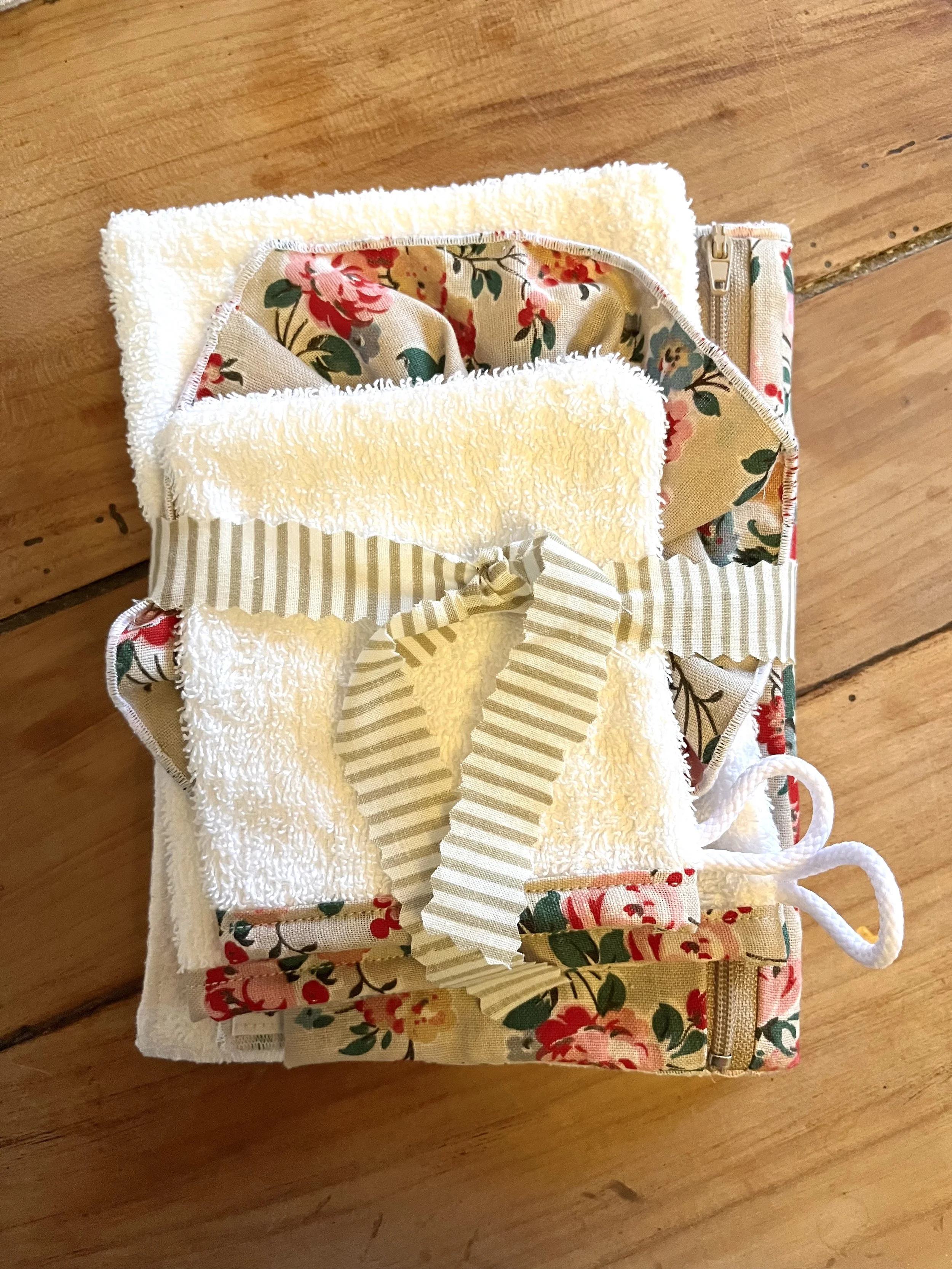 Cet ensemble bain se compose d’un chouchou, d’un gant de toilette, d’un mini gant visage, d’une trousse et d’une serviette visage. Cousus main en tissus et serviettes de seconde main upcyclés
