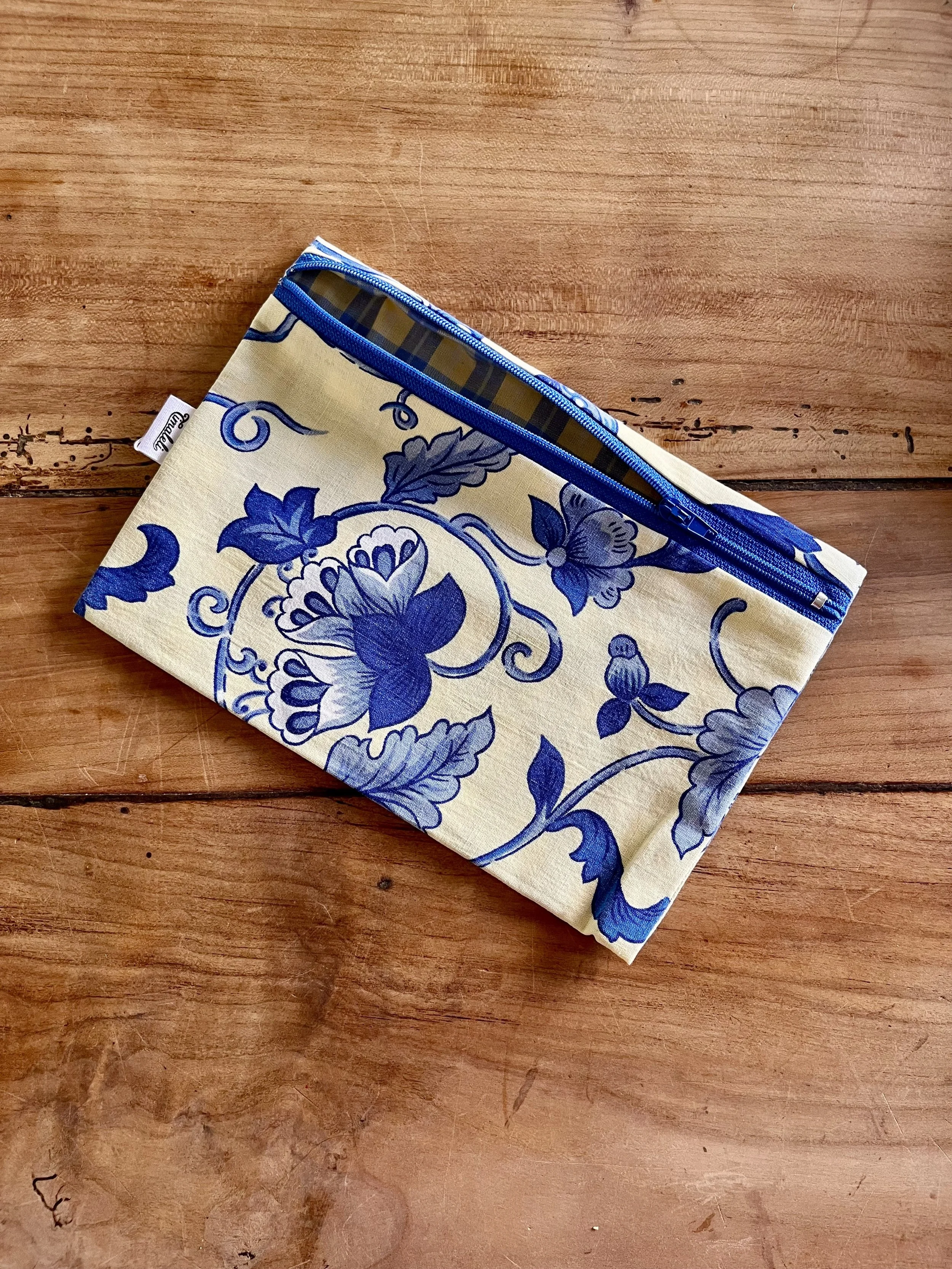 Pratique, unique et engagée  Cette trousse Timaleli est conçue à partir de textiles revalorisés pour allier style et utilité.  Parfaite pour transporter tes essentiels au quotidien.  Tissu intérieur différent assorti.  