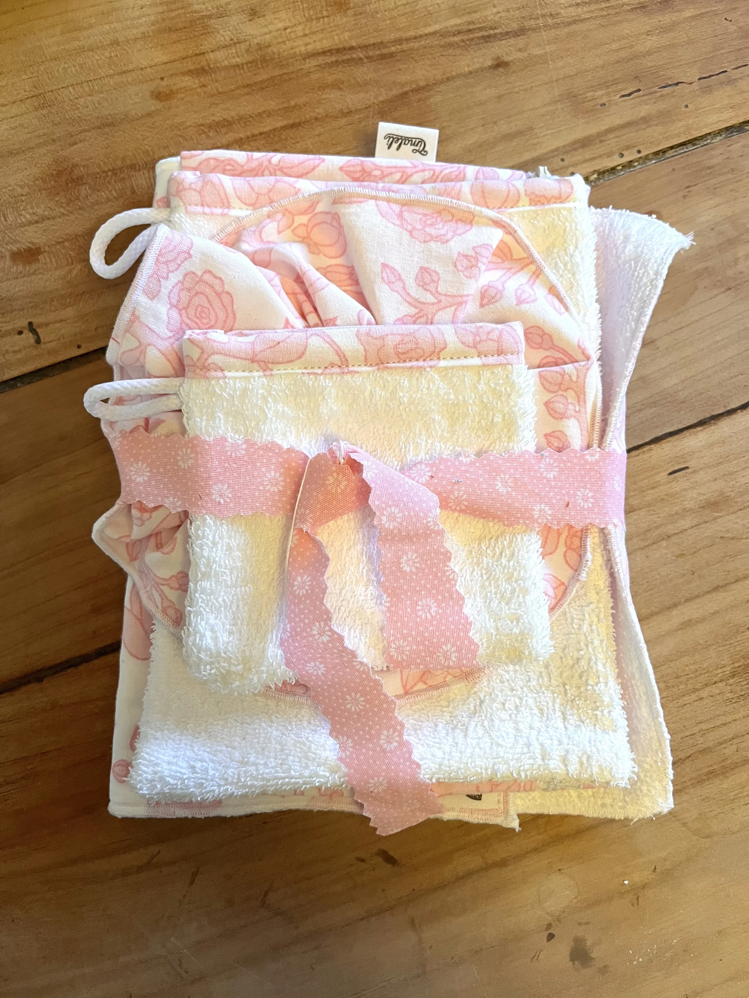 Cet ensemble bain se compose d’un chouchou, d’un gant de toilette, d’un mini gant visage, d’une trousse et d’une serviette visage. Cousus main en tissus et serviettes de seconde main upcyclés