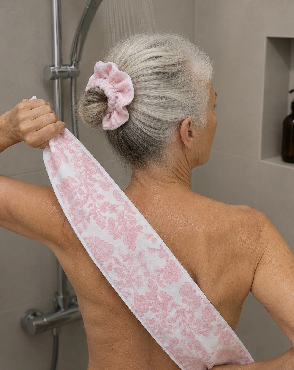 Prendre soin de soi jusque dans les petits gestes du quotidien !  Le lave-dos Timaleli est pensé pour faciliter le lavage du dos sous la douche ou dans le bain.  Confectionné à partir de textiles revalorisés (tissu et serviette) et fabriqué à la main