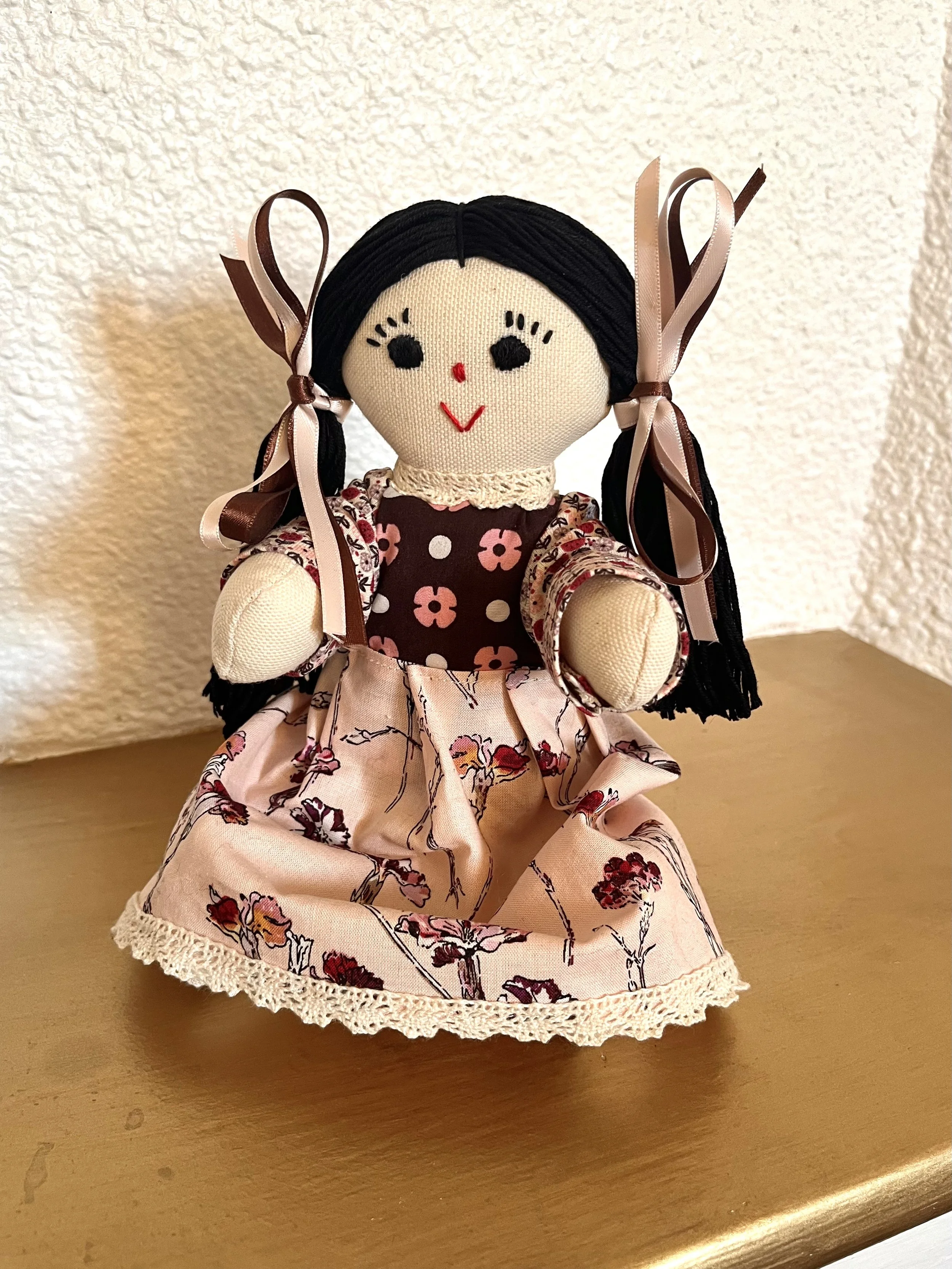 Le coussin idéal pour ta déco !  Ce coussin est cousu main en tissu de seconde main. Il te plait ? Réserve-le (contact) ! 