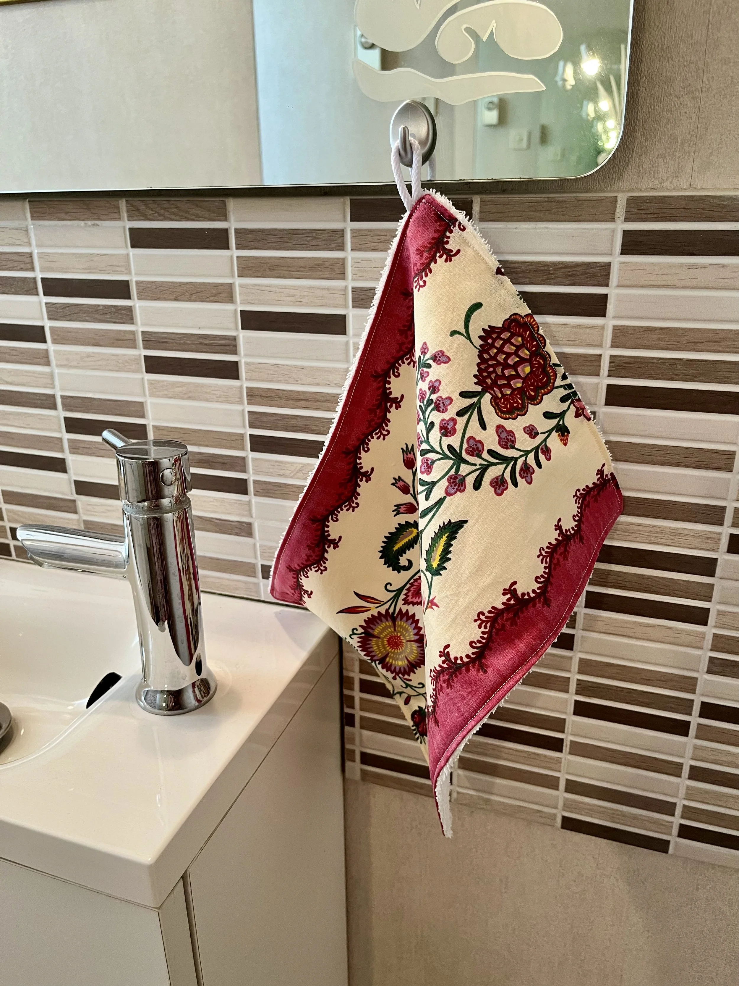 Une serviette douce et responsable pour prendre soin de toi ! Confectionnée à partir de textiles revalorisés (tissu et serviette), elle allie confort et engagement.  Chaque modèle est unique et pensé pour un usage quotidien.  