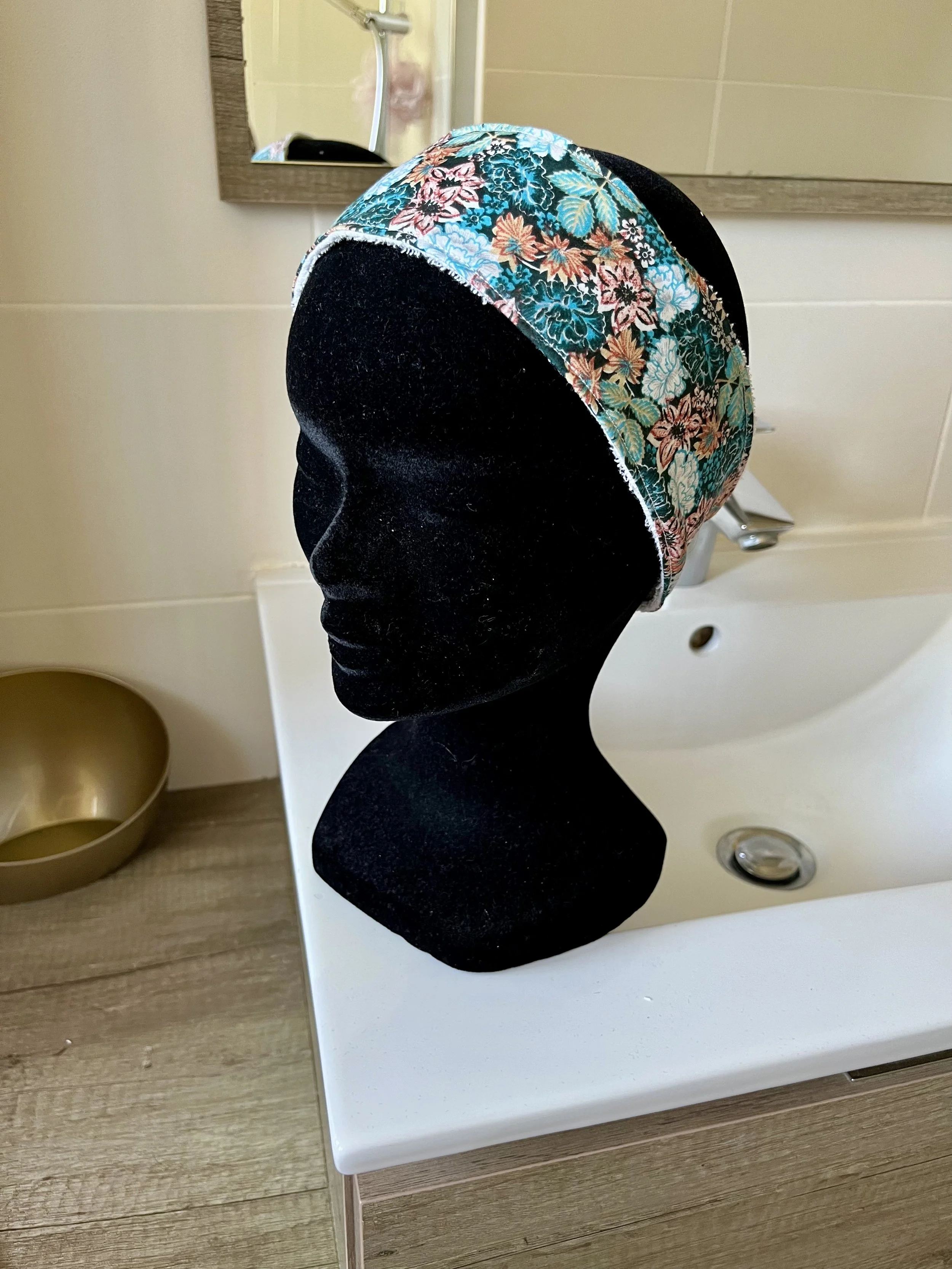 Prends soin de toi sans laisser tes cheveux te gêner !  Ce bandeau de toilette Timaleli possède un côté serviette et un côté tissu pour maintenir les cheveux pendant les masques, les soins, le maquillage ou le démaquillage.  