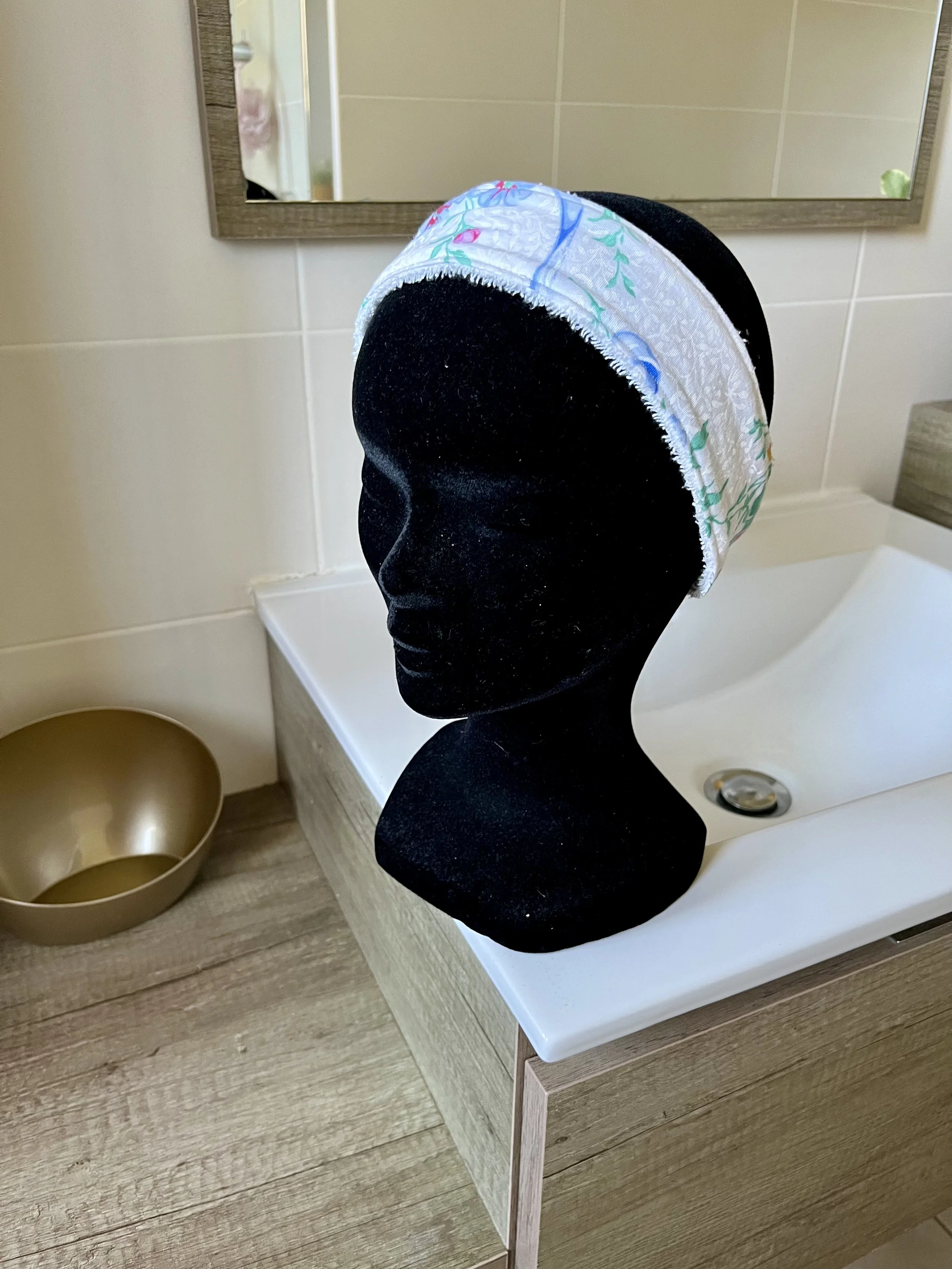 Prends soin de toi sans laisser tes cheveux te gêner !  Ce bandeau de toilette Timaleli possède un côté serviette et un côté tissu pour maintenir les cheveux pendant les masques, les soins, le maquillage ou le démaquillage.  