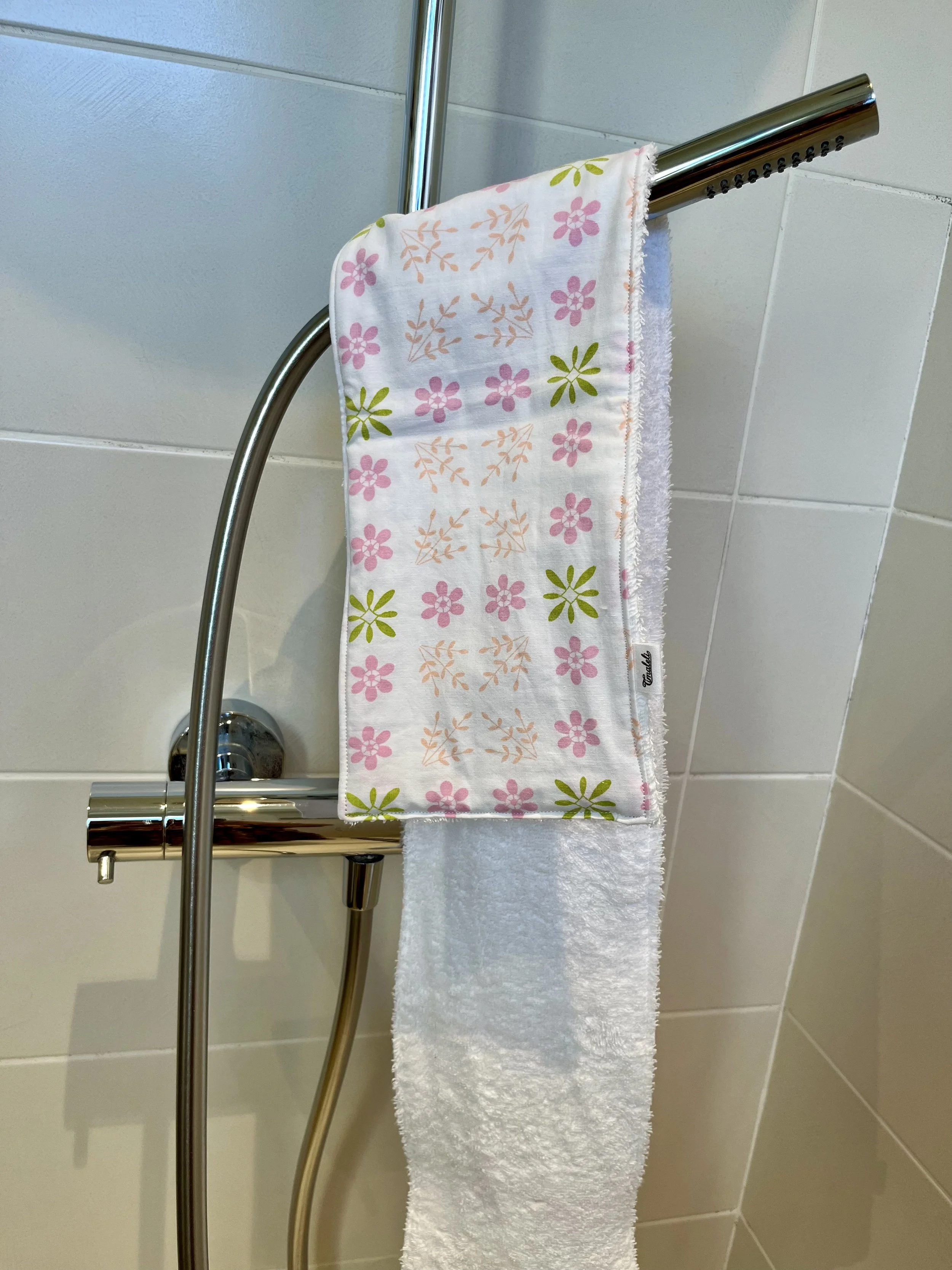 Prendre soin de soi jusque dans les petits gestes du quotidien !  Le lave-dos Timaleli est pensé pour faciliter le lavage du dos sous la douche ou dans le bain.  Confectionné à partir de textiles revalorisés (tissu et serviette) et fabriqué à la main