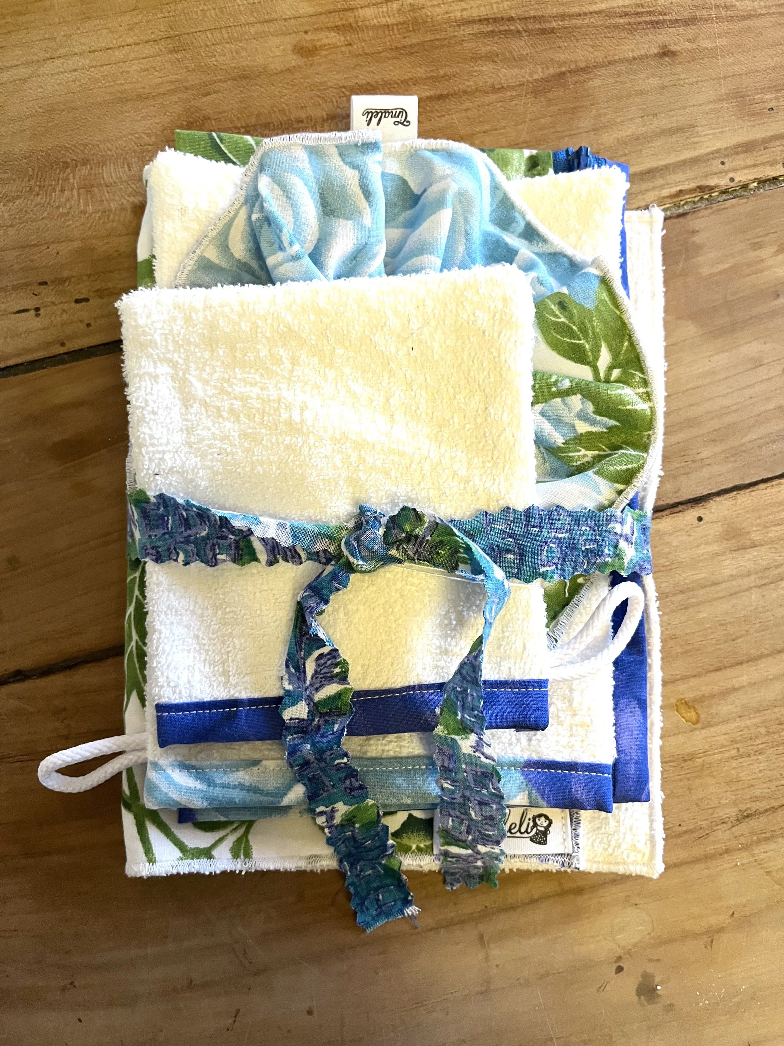 Cet ensemble bain se compose d’un chouchou, d’un gant de toilette, d’un mini gant visage, d’une trousse et d’une serviette visage. Cousus main en tissus et serviettes de seconde main upcyclés