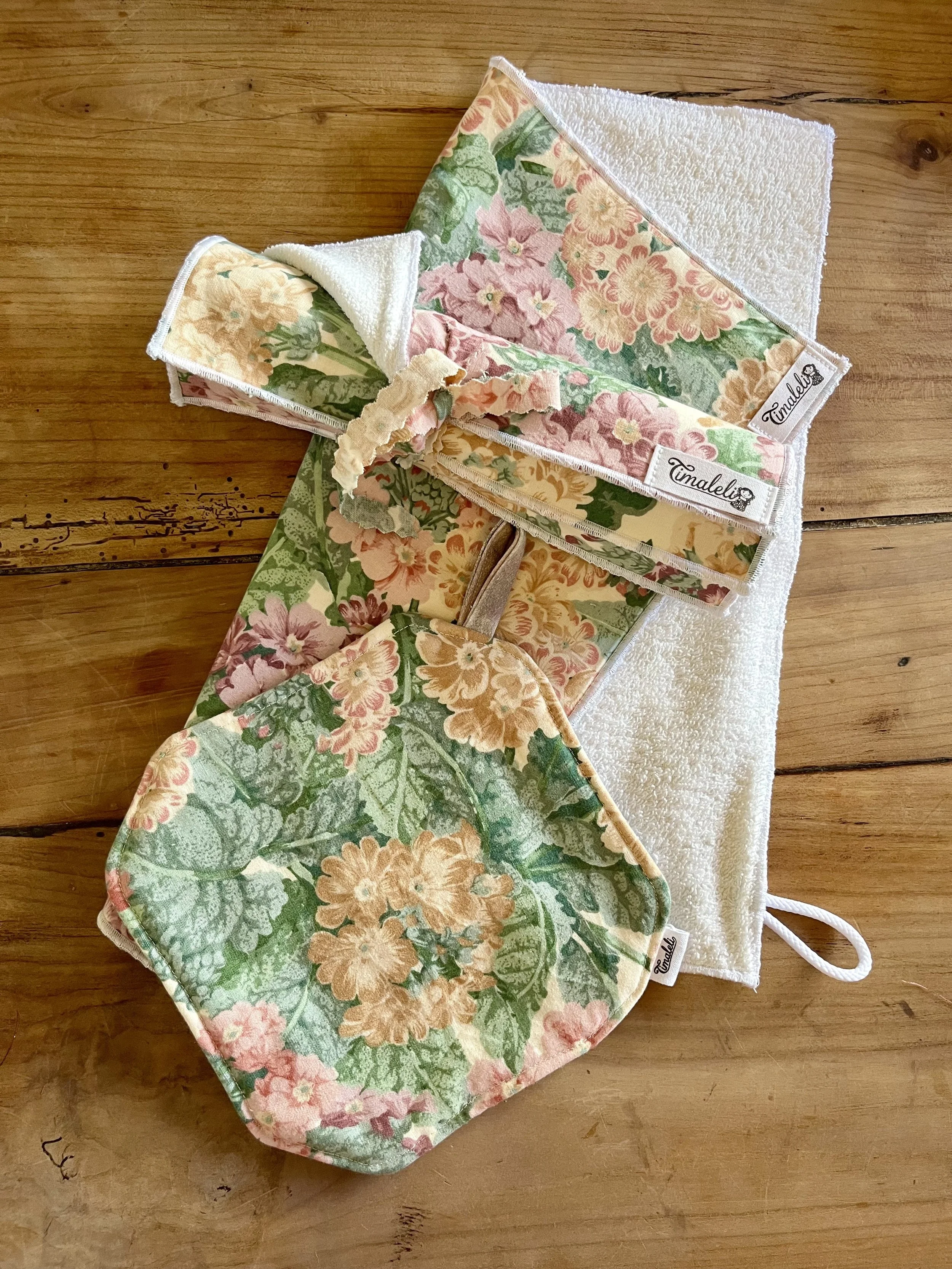 Cet ensemble cuisine se compose d’une manique, d’un essuie-main et de 3 feuilles d’essuie-tout réutilisable. Cousus main en tissus et serviettes de seconde main upcyclés