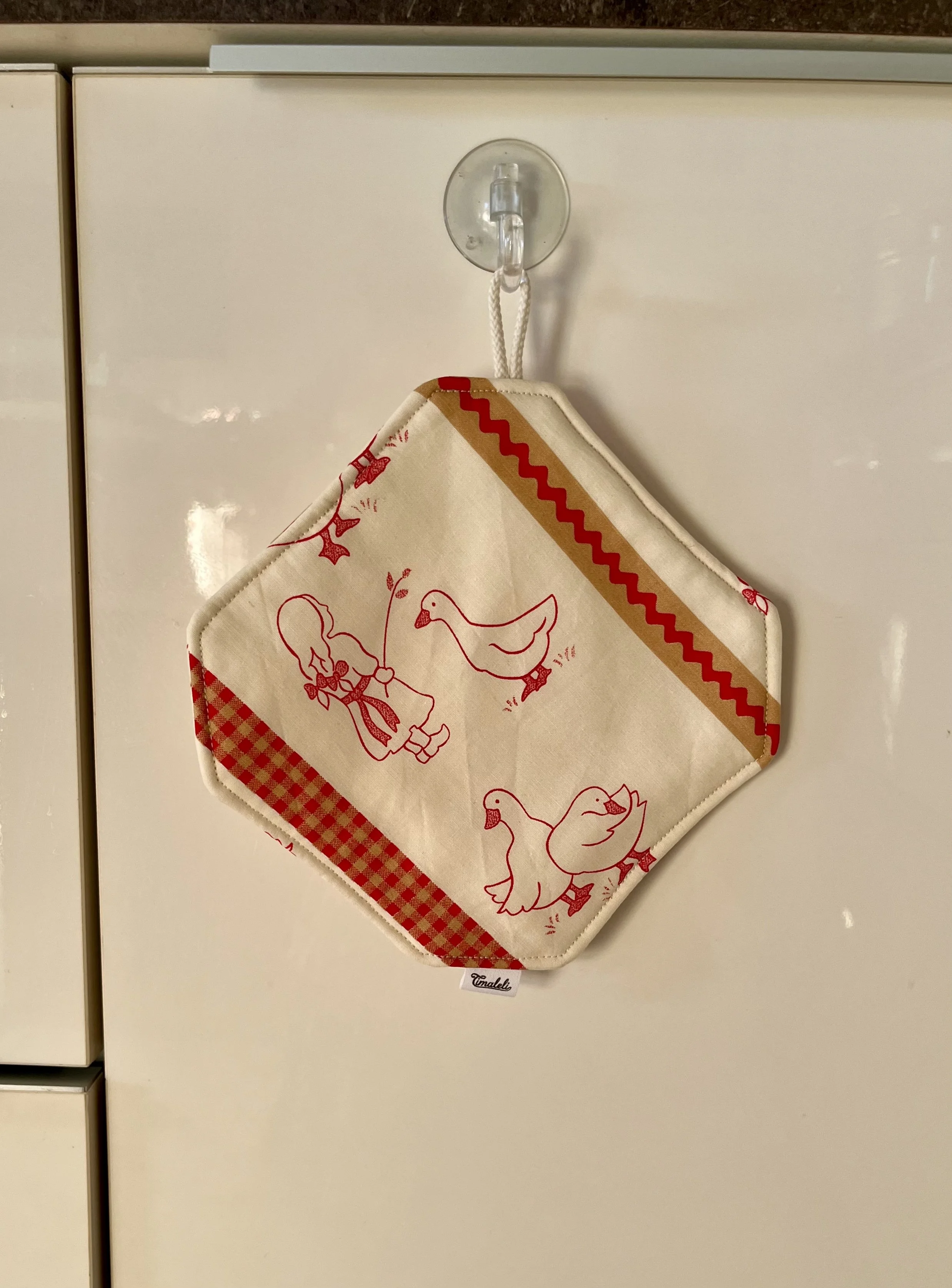 Cuisiner avec un accessoire qui a une histoire 💛 Cette manique Timaleli est confectionnée à partir de textiles revalorisés pour accompagner les petits gestes du quotidien en cuisine. Pratique et fabriquée à la main, chaque modèle est unique. 