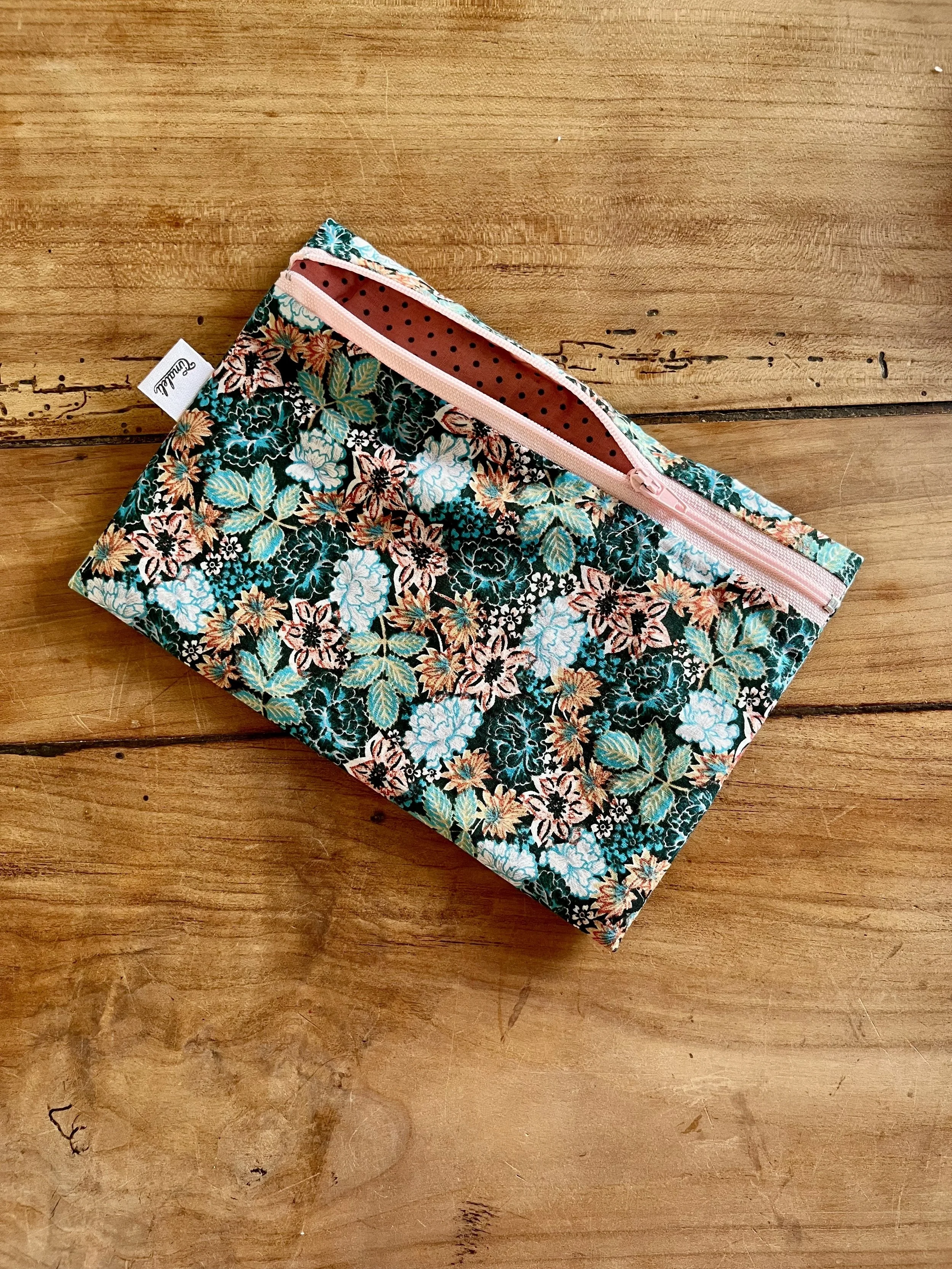 Pratique, unique et engagée  Cette trousse Timaleli est conçue à partir de textiles revalorisés pour allier style et utilité.  Parfaite pour transporter tes essentiels au quotidien.  Tissu intérieur différent assorti.  