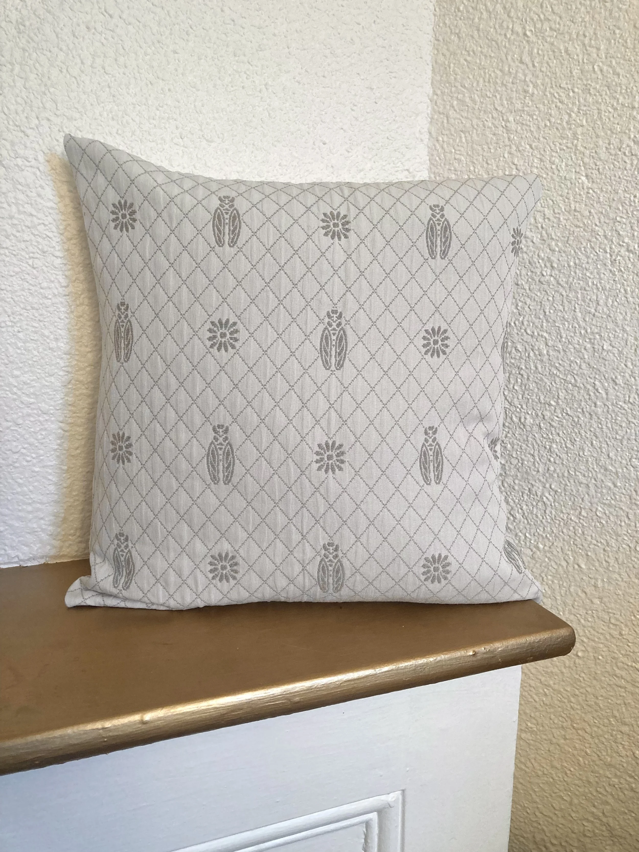 Coussin cousu main, tissu de seconde main, upcycling, lavable et déhoussable